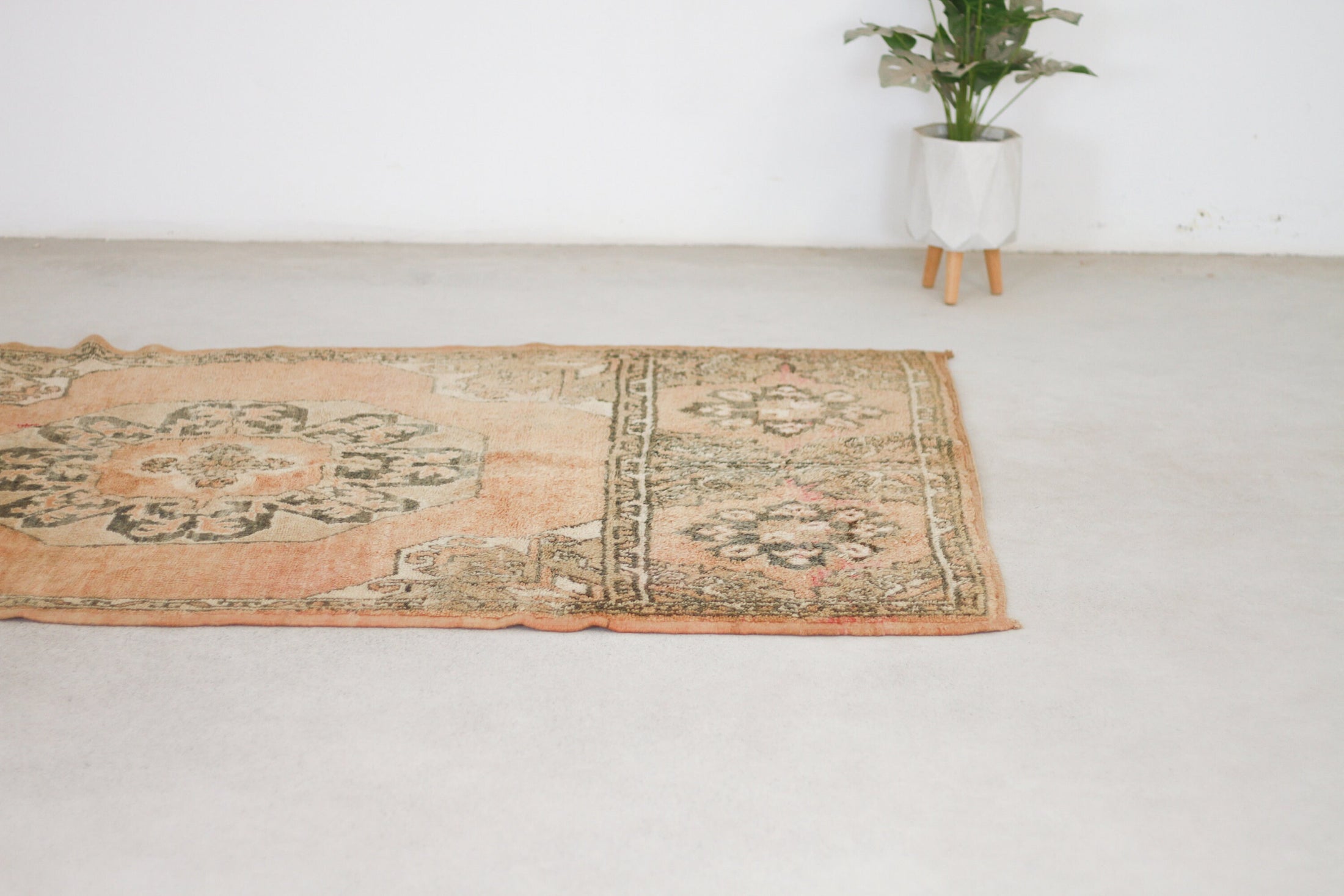 Vintage Moroccan Rug – Handmade Wool Berber rug, 5x8 ft – Peach beni mguild rug
