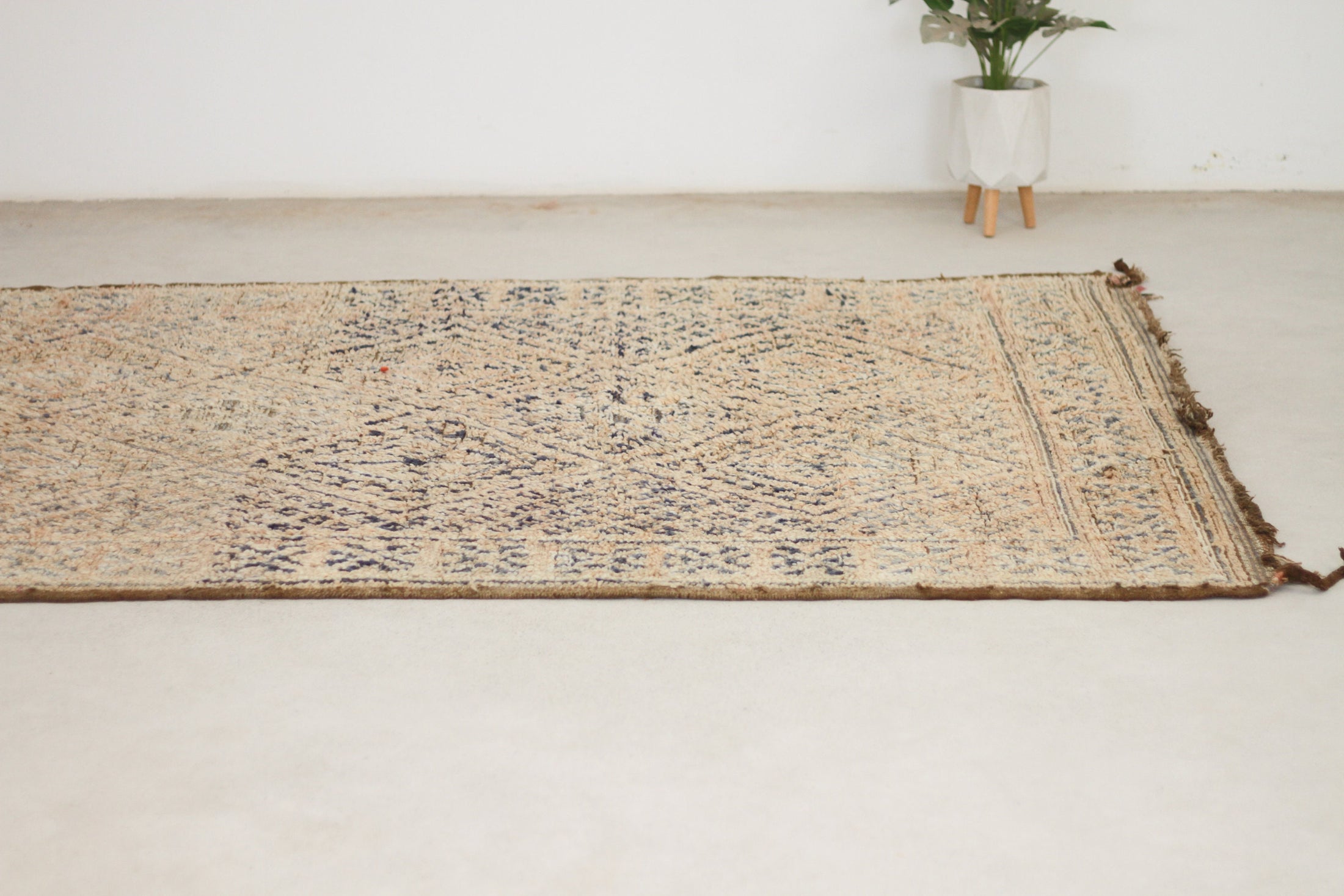 Vintage Moroccan Rug – Handmade Wool Berber rug, 7x11 ft – beige beni mguild rug