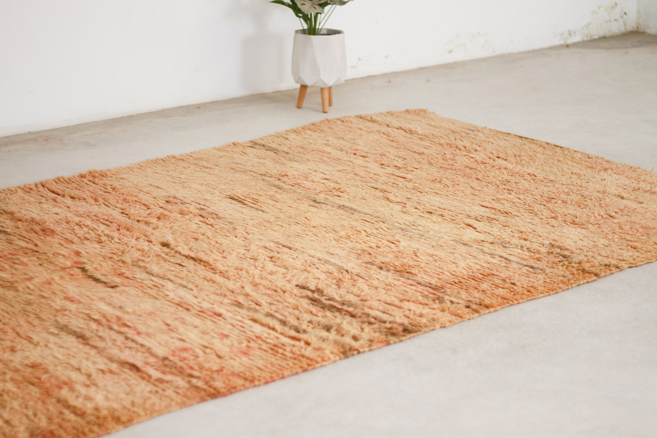Vintage Moroccan Rug – Handmade Wool Berber rug, 6x10 ft – Peach beni mguild rug
