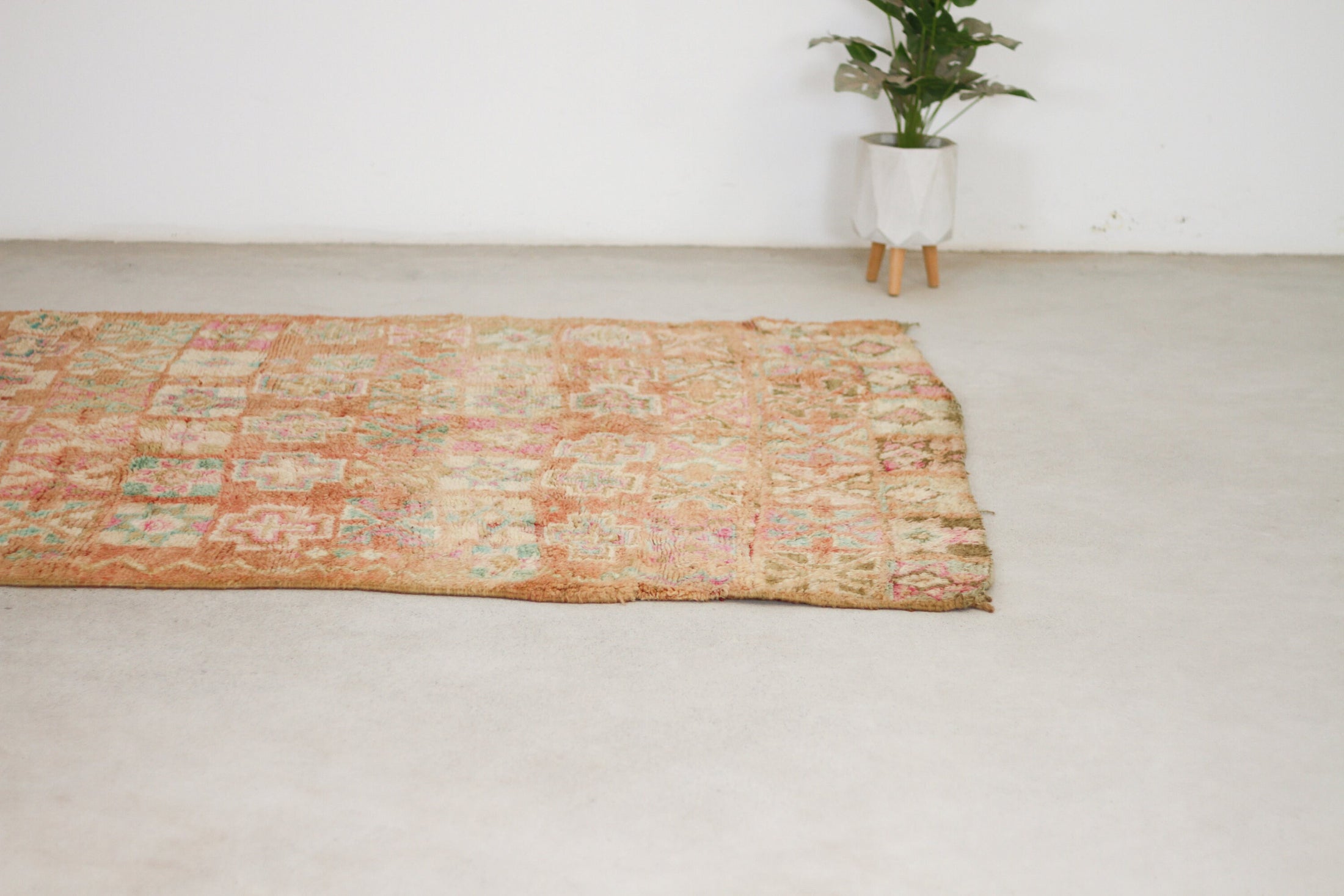 Vintage Moroccan Rug – Handmade Wool Berber rug, 5x8 ft – Peach beni mguild rug