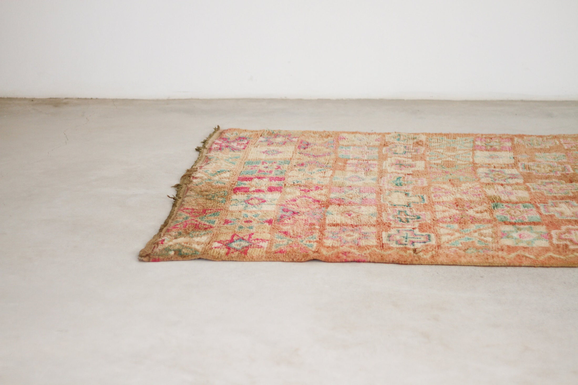 Vintage Moroccan Rug – Handmade Wool Berber rug, 5x8 ft – Peach beni mguild rug