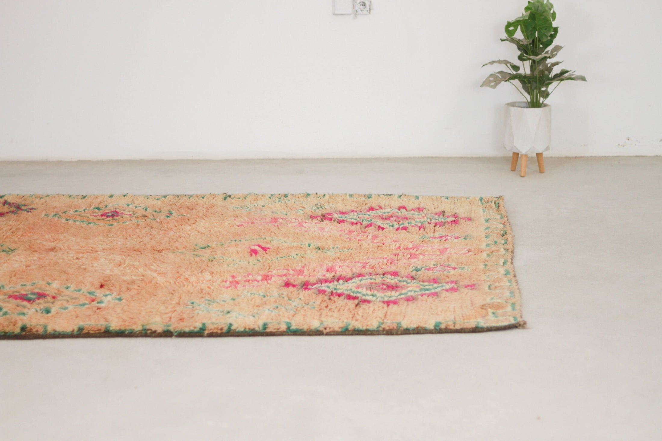 Vintage Moroccan Rug – Handmade Wool Berber rug, 6x8 ft – Pink beni mguild rug