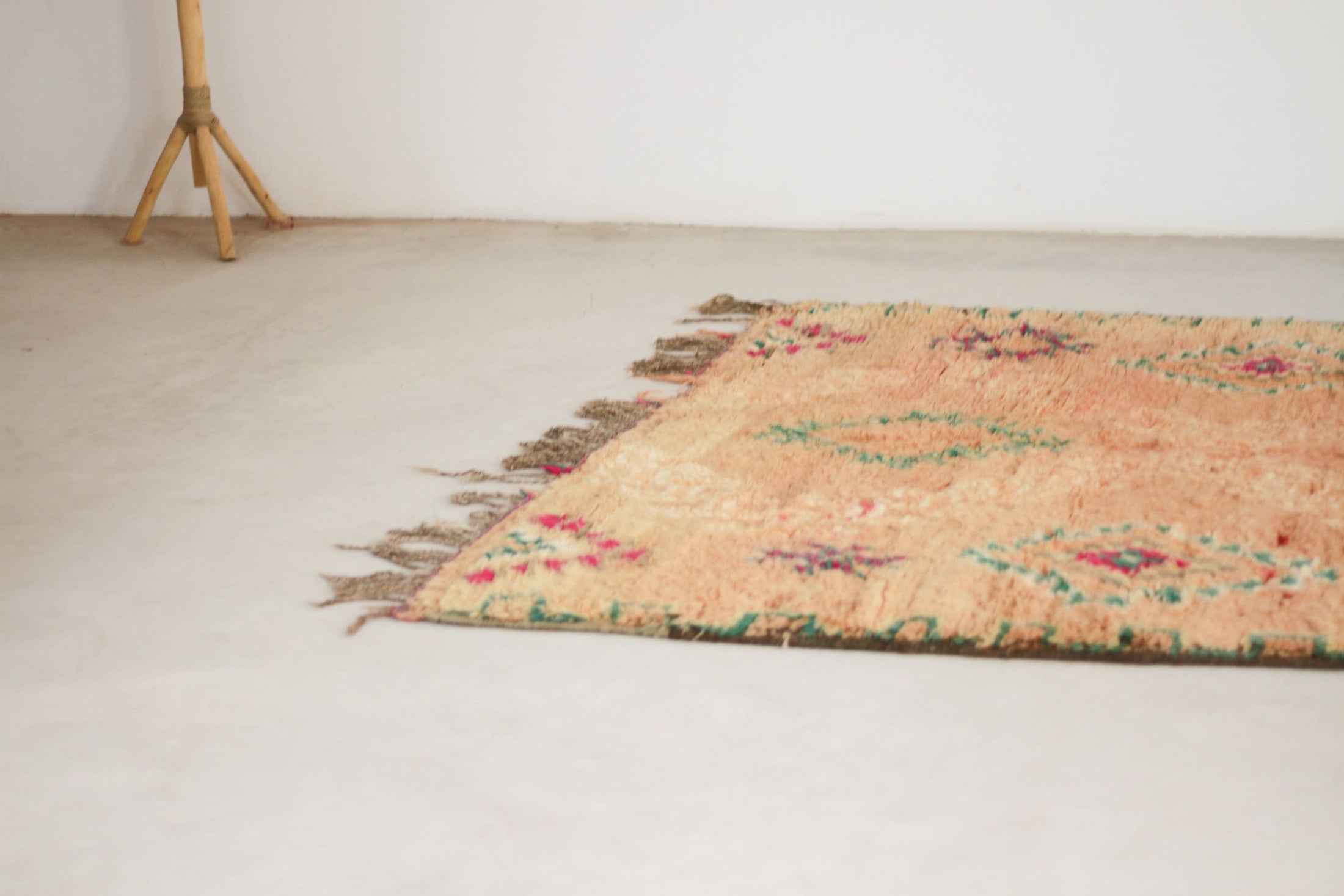 Vintage Moroccan Rug – Handmade Wool Berber rug, 6x8 ft – Pink beni mguild rug