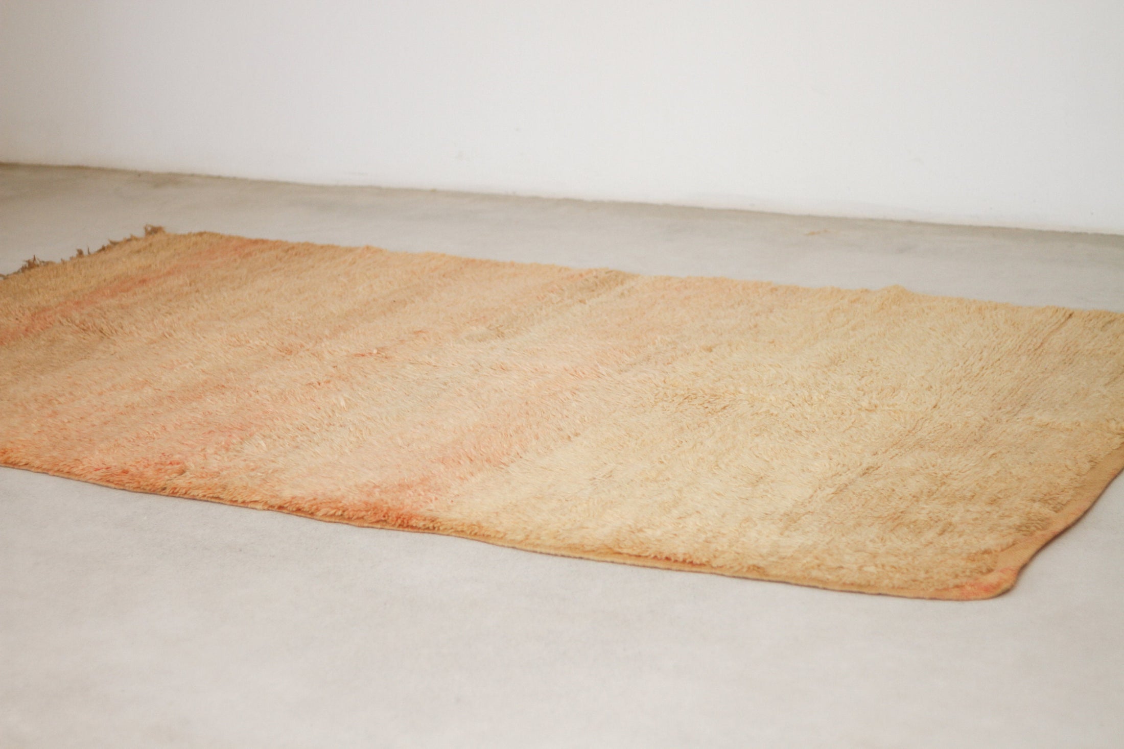 Vintage Moroccan Rug – Handmade Wool Berber rug, 6x10 ft – Peach beni mguild rug