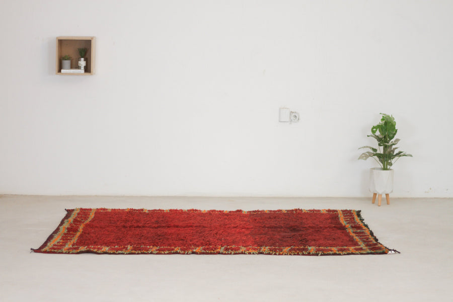 Vintage Moroccan rug No. 125, close-up of the pile and deep red ground