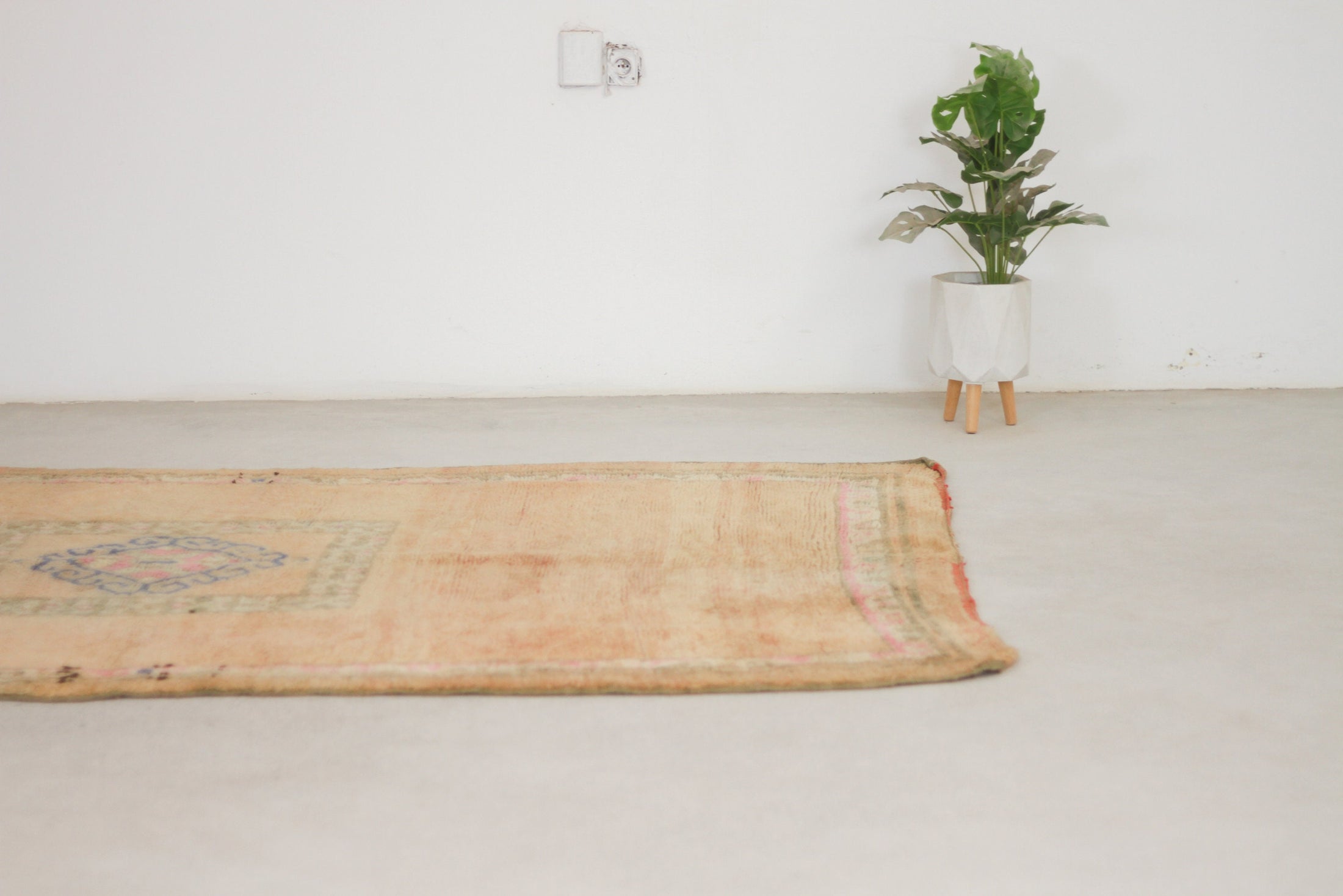 Vintage Moroccan Rug – Handmade Wool Berber rug, 5x8 ft – Peach beni mguild rug