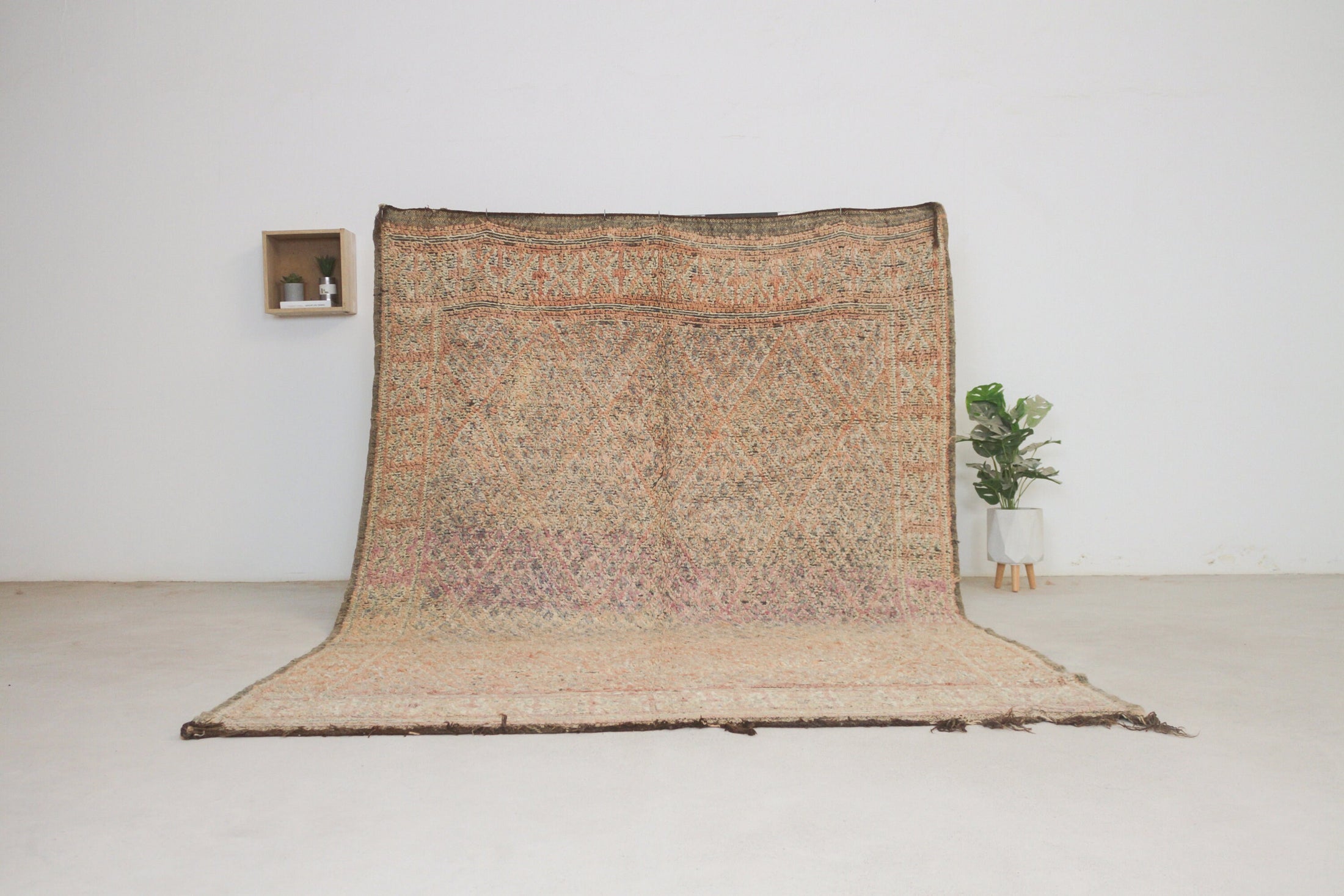 Vintage Moroccan Rug – Handmade Wool Berber rug, 6x9 ft – Peach beni mguild rug