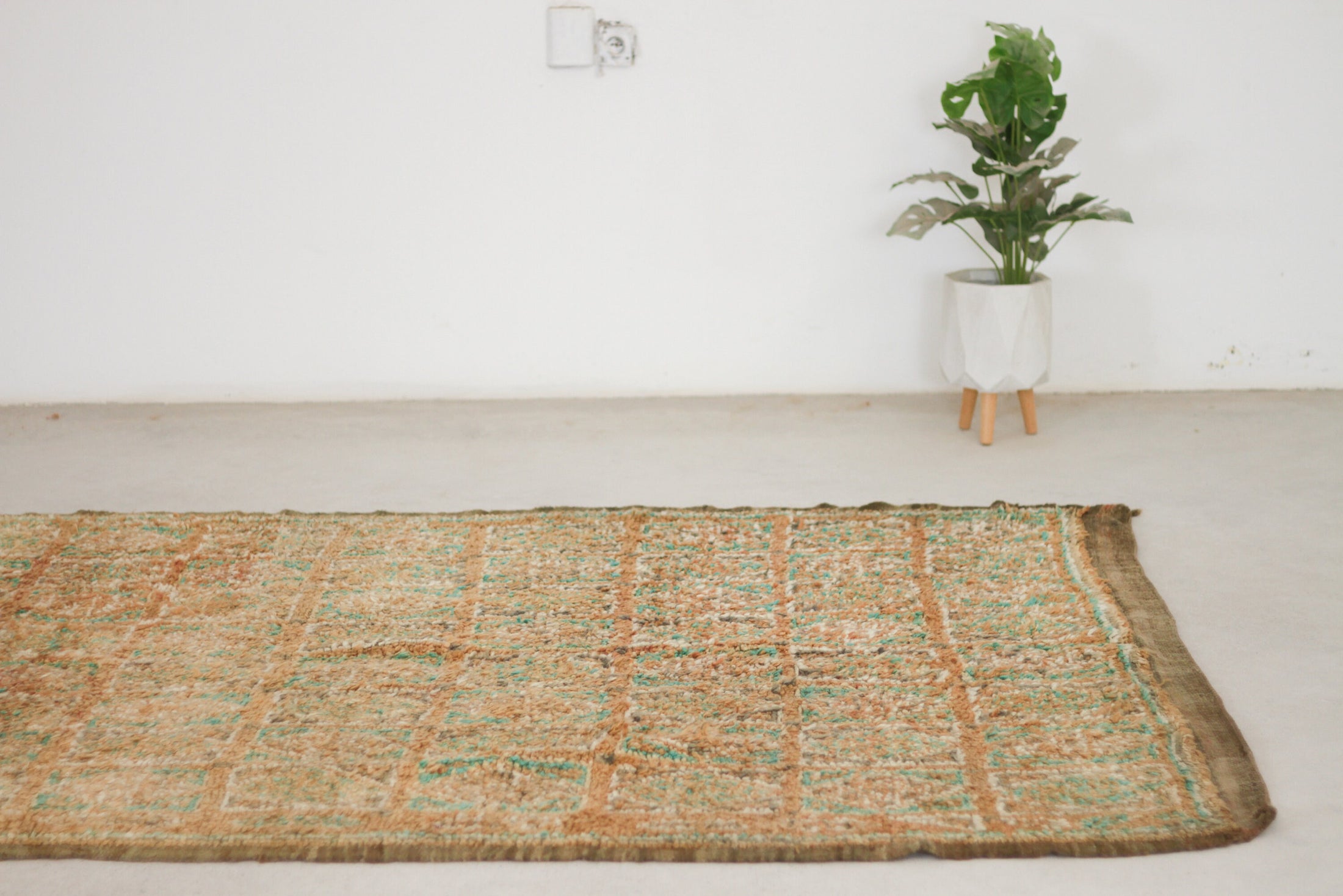 Vintage Moroccan Rug – Handmade Wool Berber rug, 6x10 ft – Peach beni mguild rug