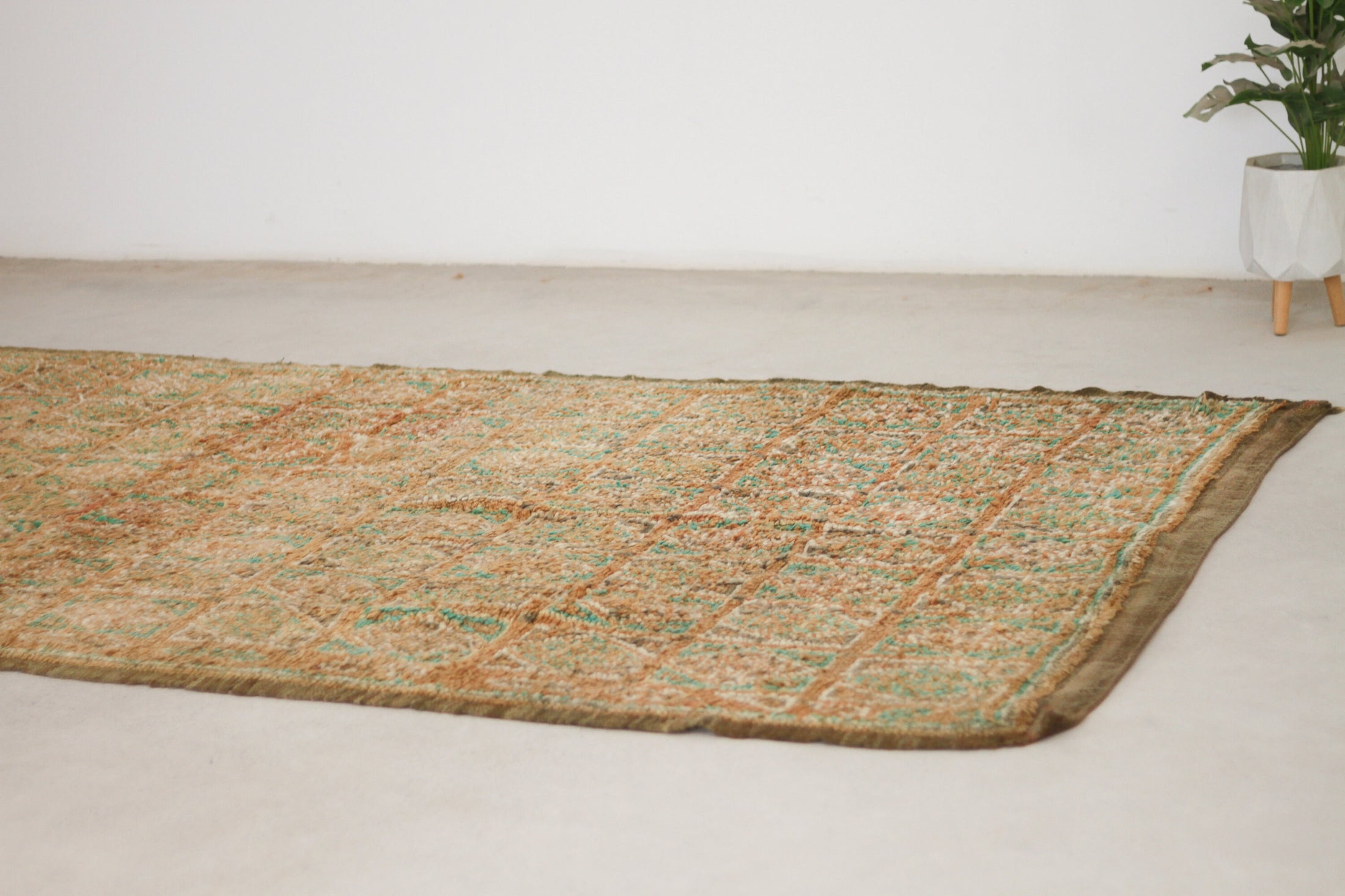 Vintage Moroccan Rug – Handmade Wool Berber rug, 6x10 ft – Peach beni mguild rug