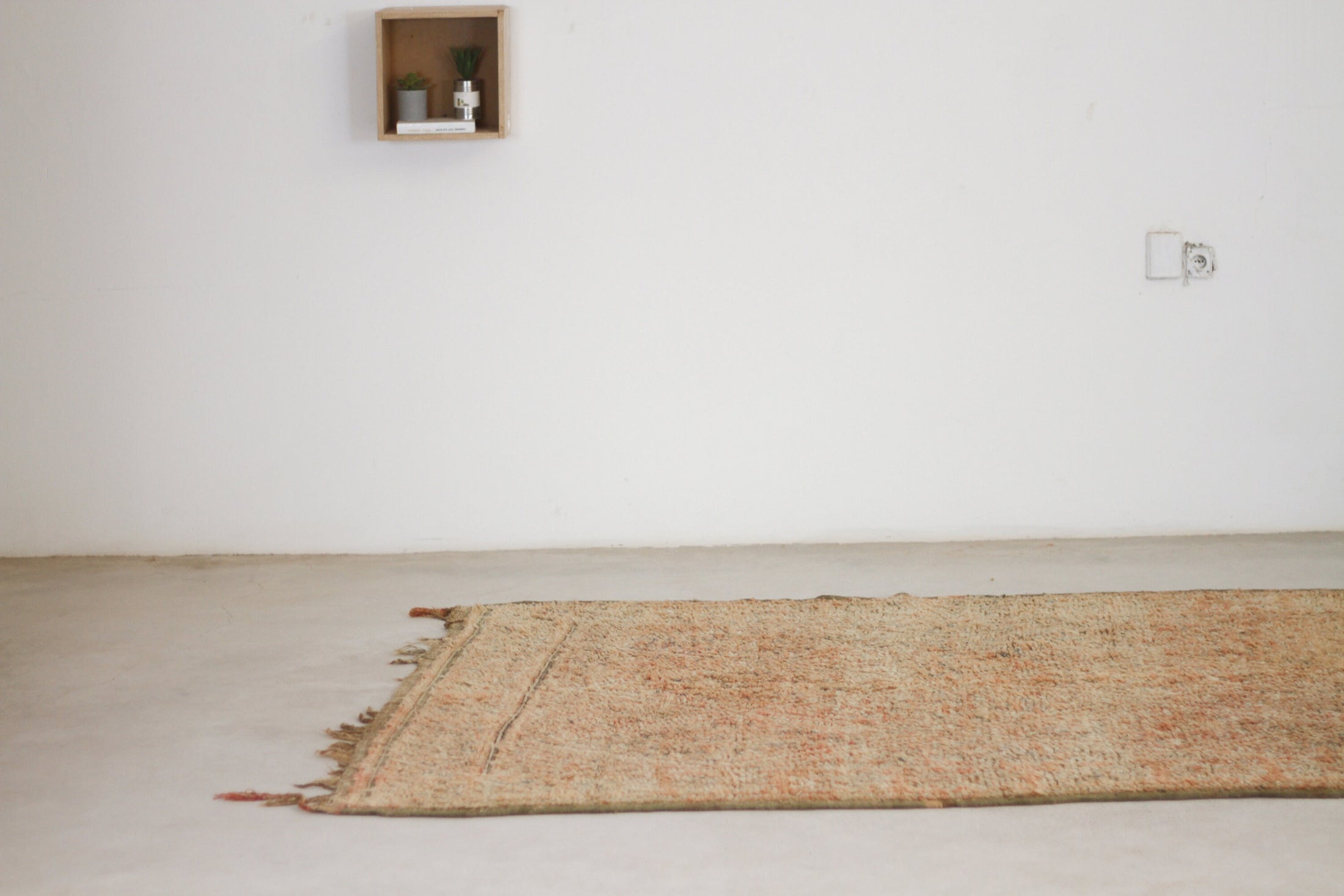 Vintage Moroccan Rug – Handmade Wool Berber rug, 6x9 ft – Peach beni mguild rug