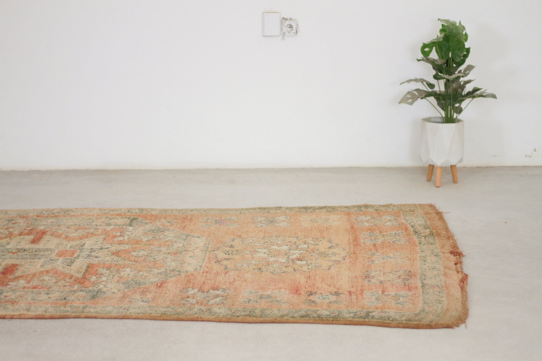 Vintage Moroccan Rug – Handmade Wool Berber rug, 5x10 ft – Peach beni mguild rug