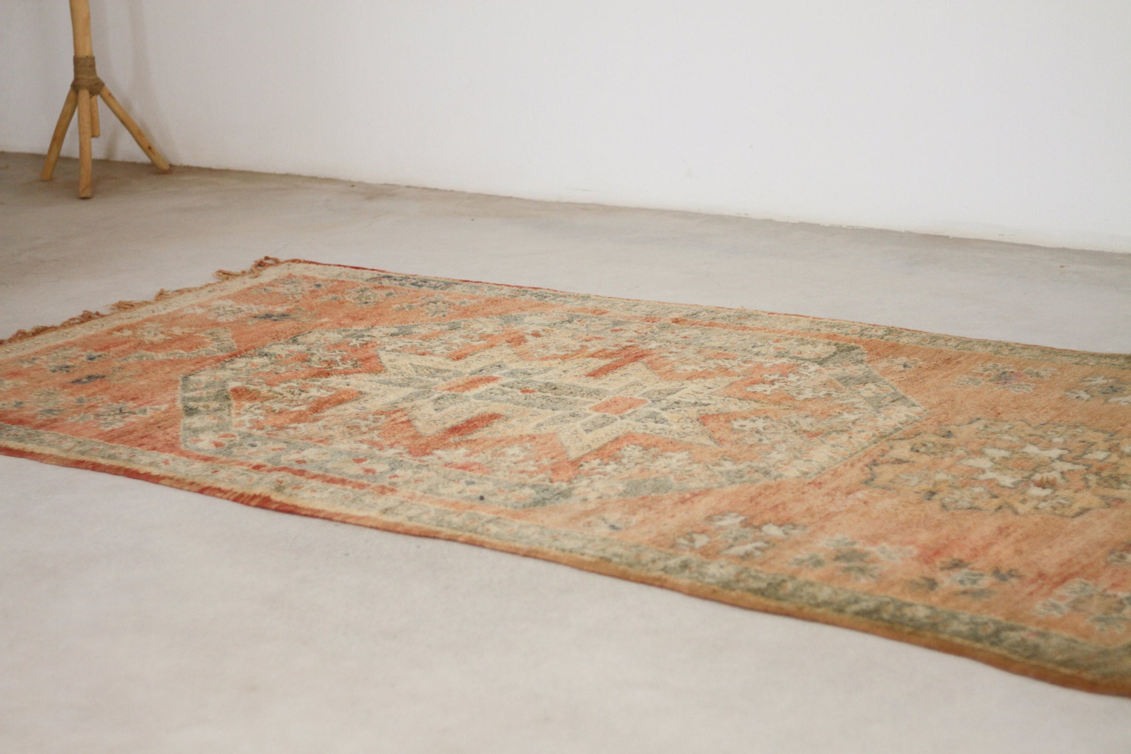 Vintage Moroccan Rug – Handmade Wool Berber rug, 5x10 ft – Peach beni mguild rug
