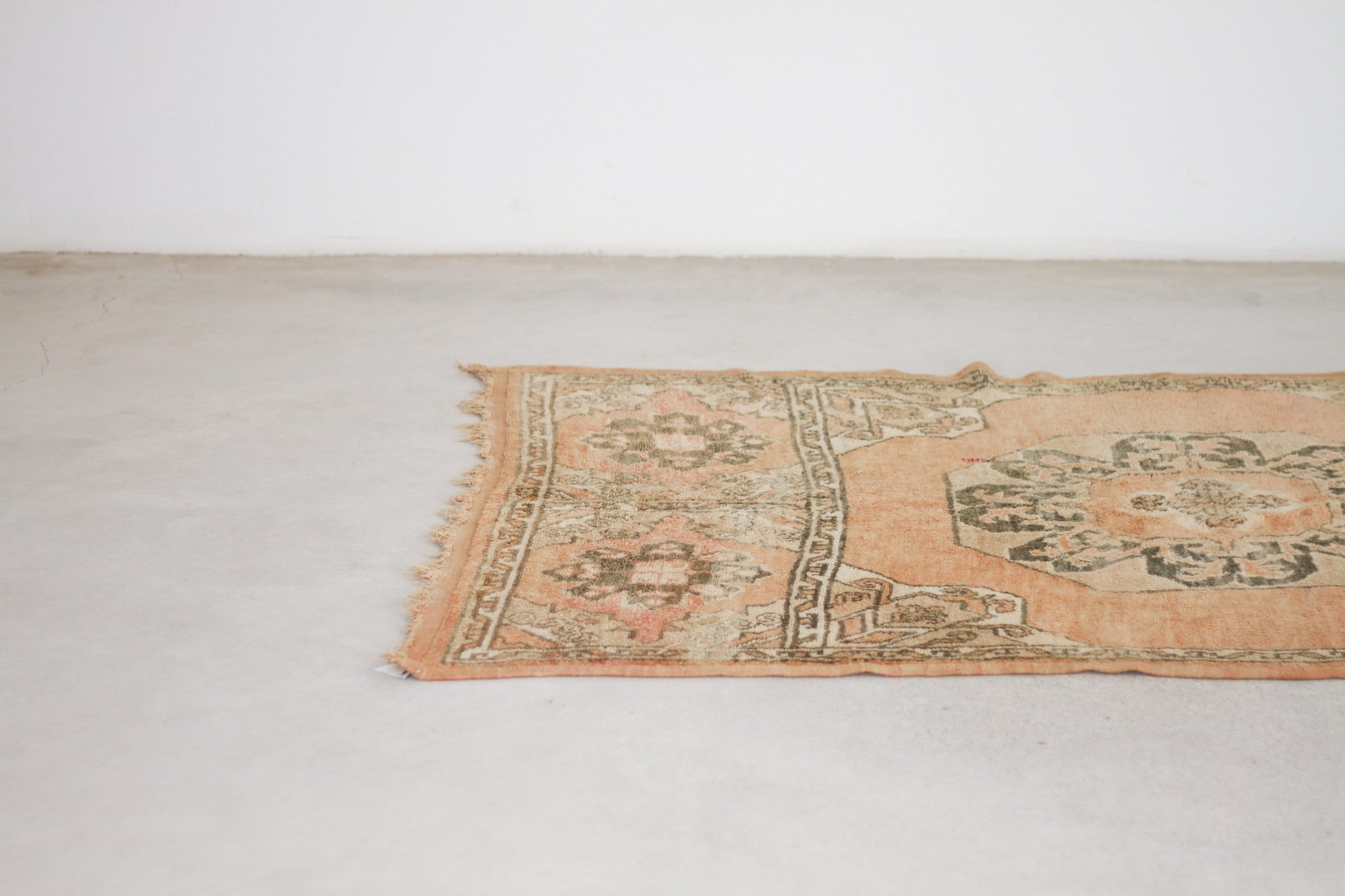 Vintage Moroccan Rug – Handmade Wool Berber rug, 5x8 ft – Peach beni mguild rug