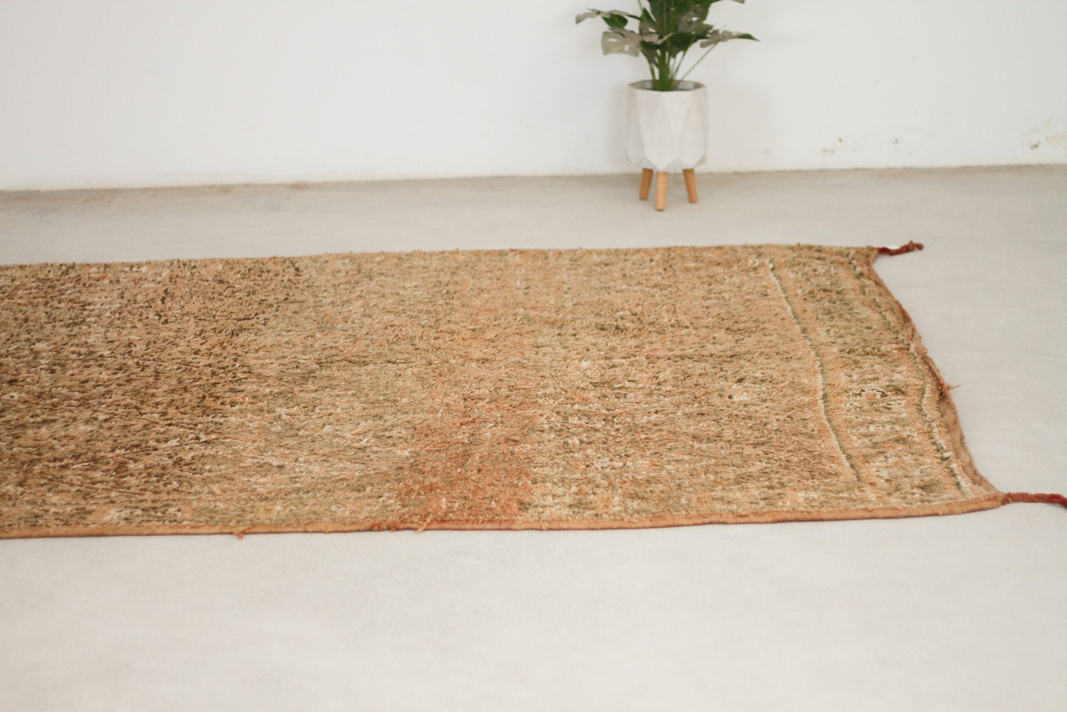 Vintage Moroccan Rug – Handmade Wool Berber rug, 6x11 ft – Peach beni mguild rug