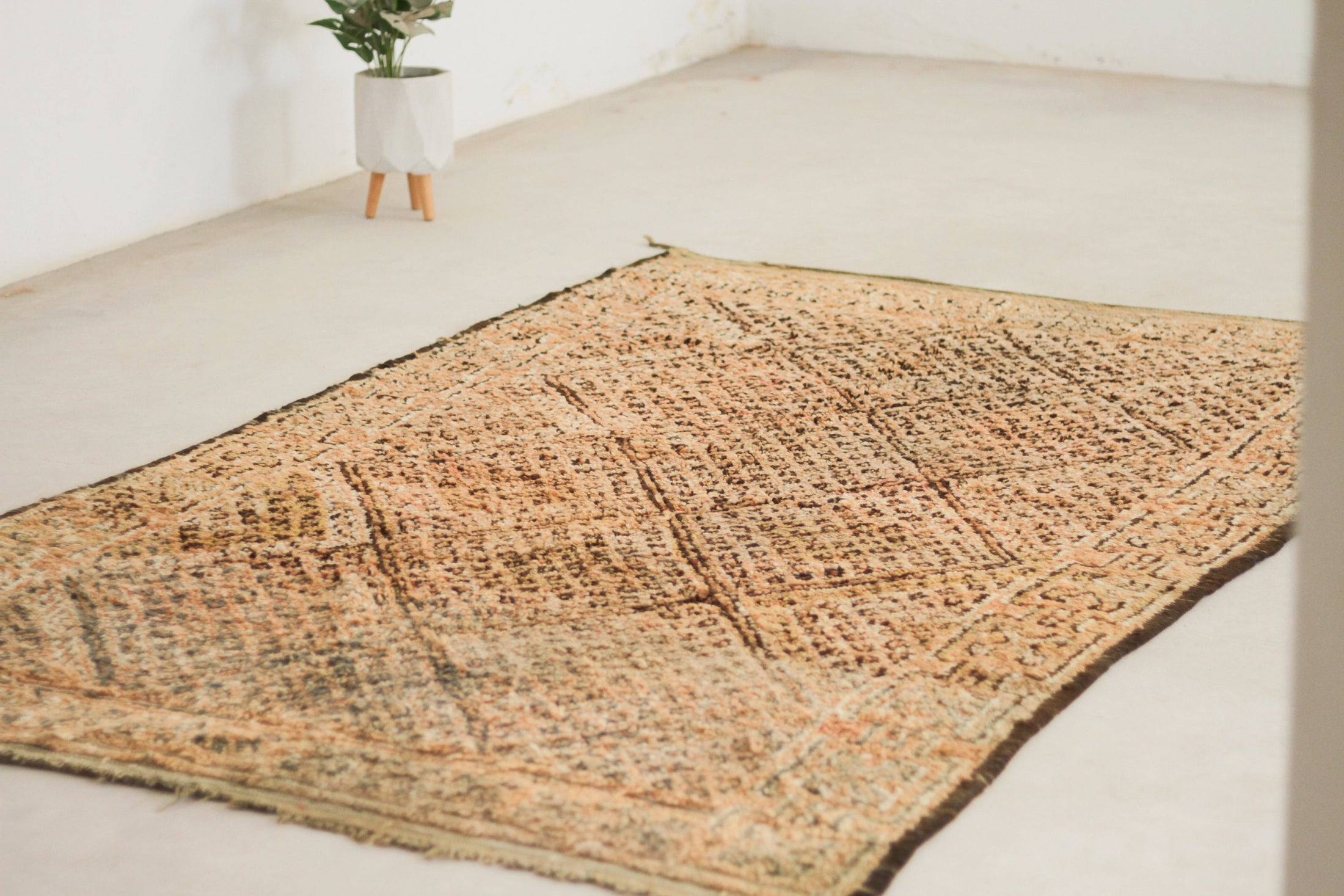 Vintage Moroccan Rug – Handmade Wool Berber rug, 6x9 ft – beni mguild rug