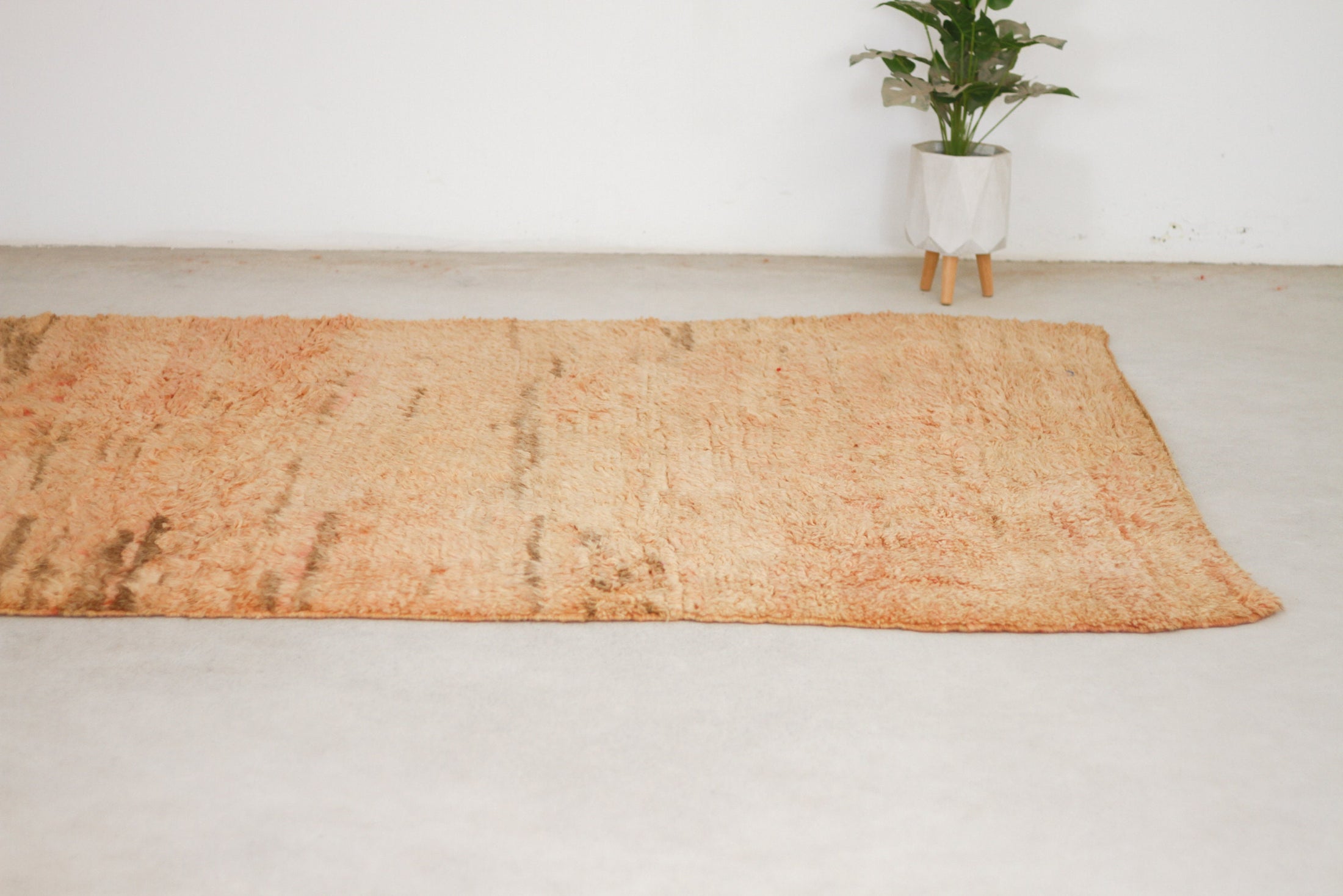 Vintage Moroccan Rug – Handmade Wool Berber rug, 6x10 ft – Peach beni mguild rug
