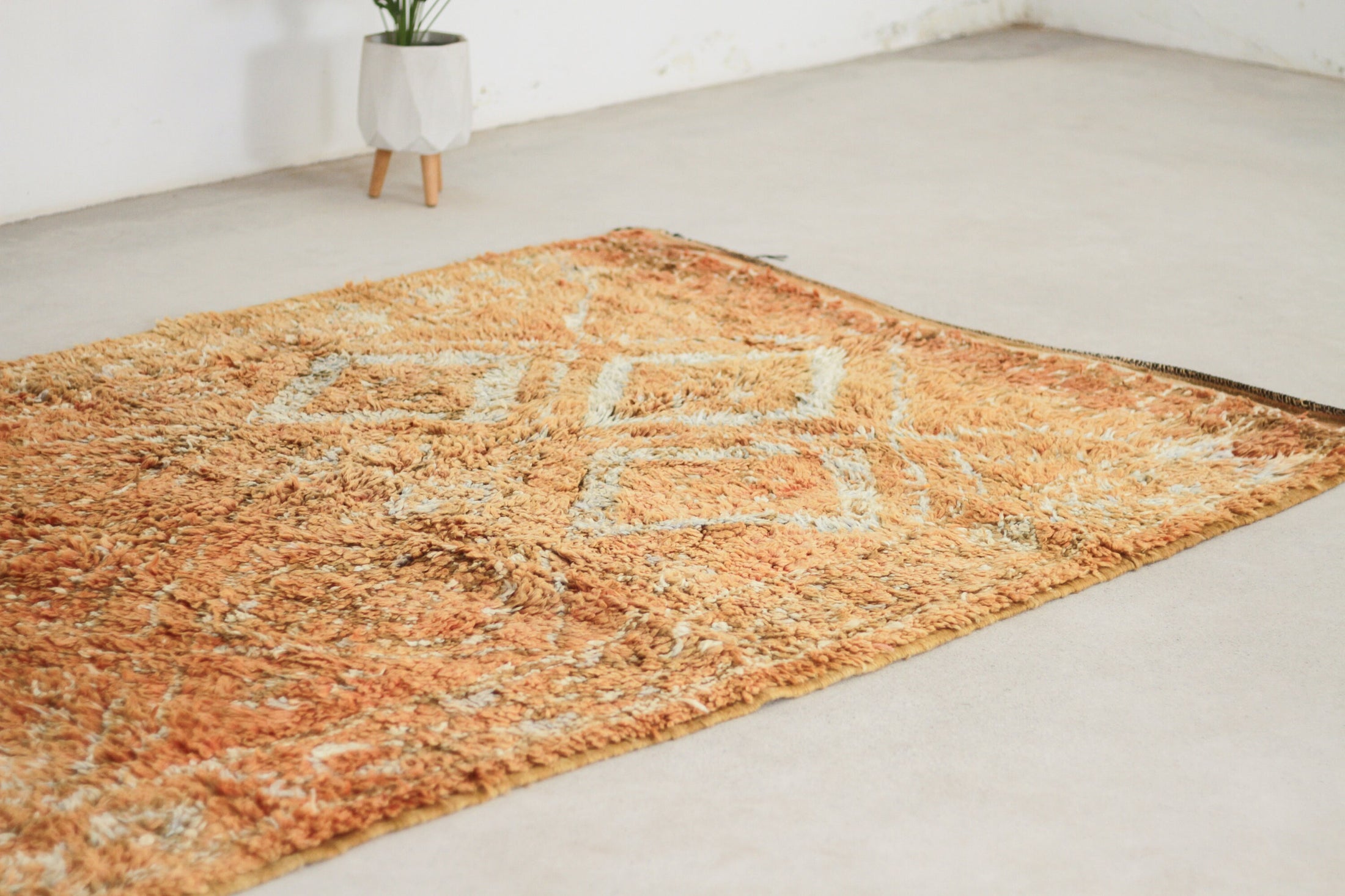 Vintage Moroccan Rug – Handmade Wool Berber rug, 6x9 ft – Peach beni mguild rug