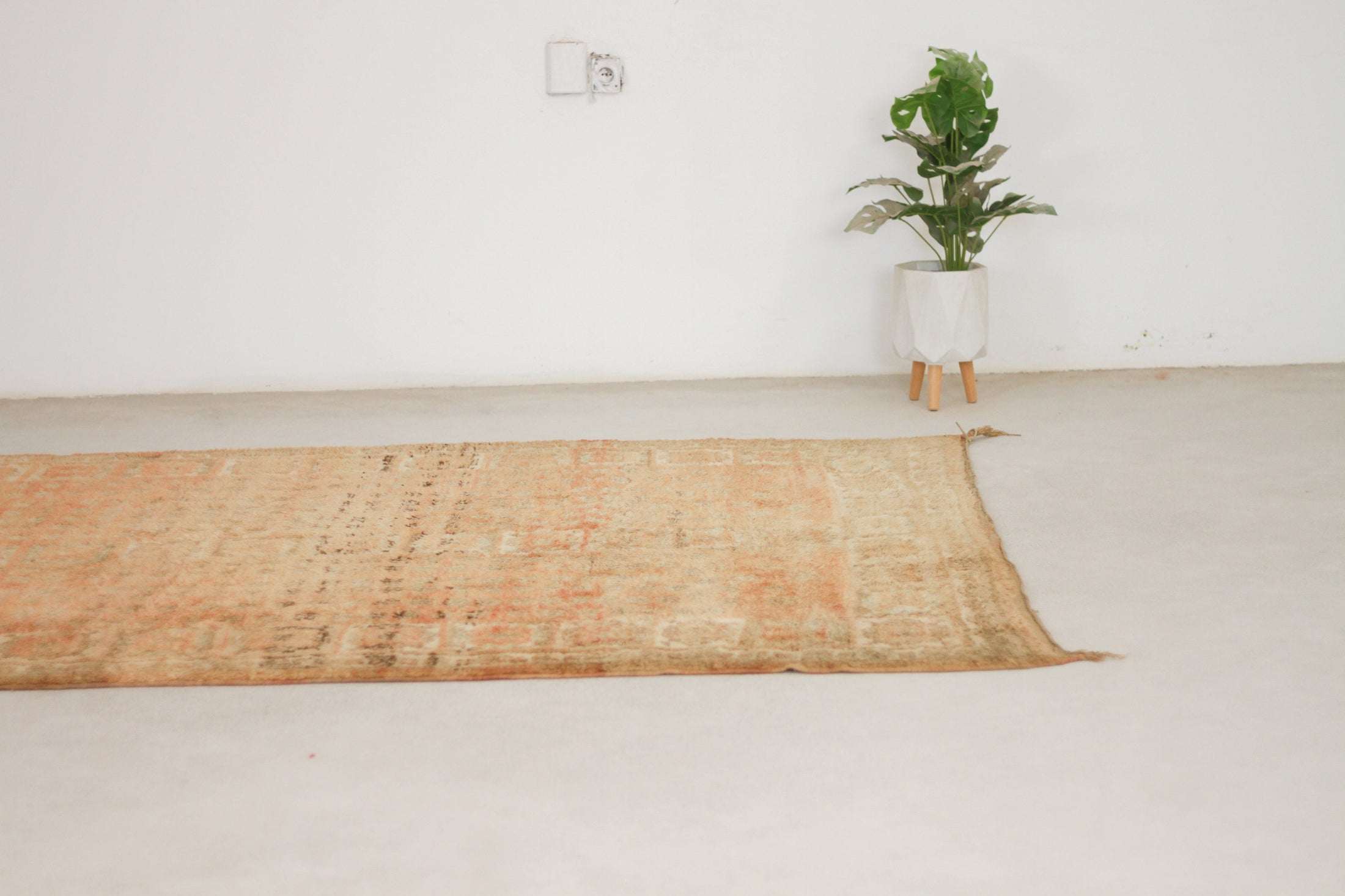 Vintage Moroccan Rug – Handmade Wool Berber rug, 6x9 ft – Peach beni mguild rug