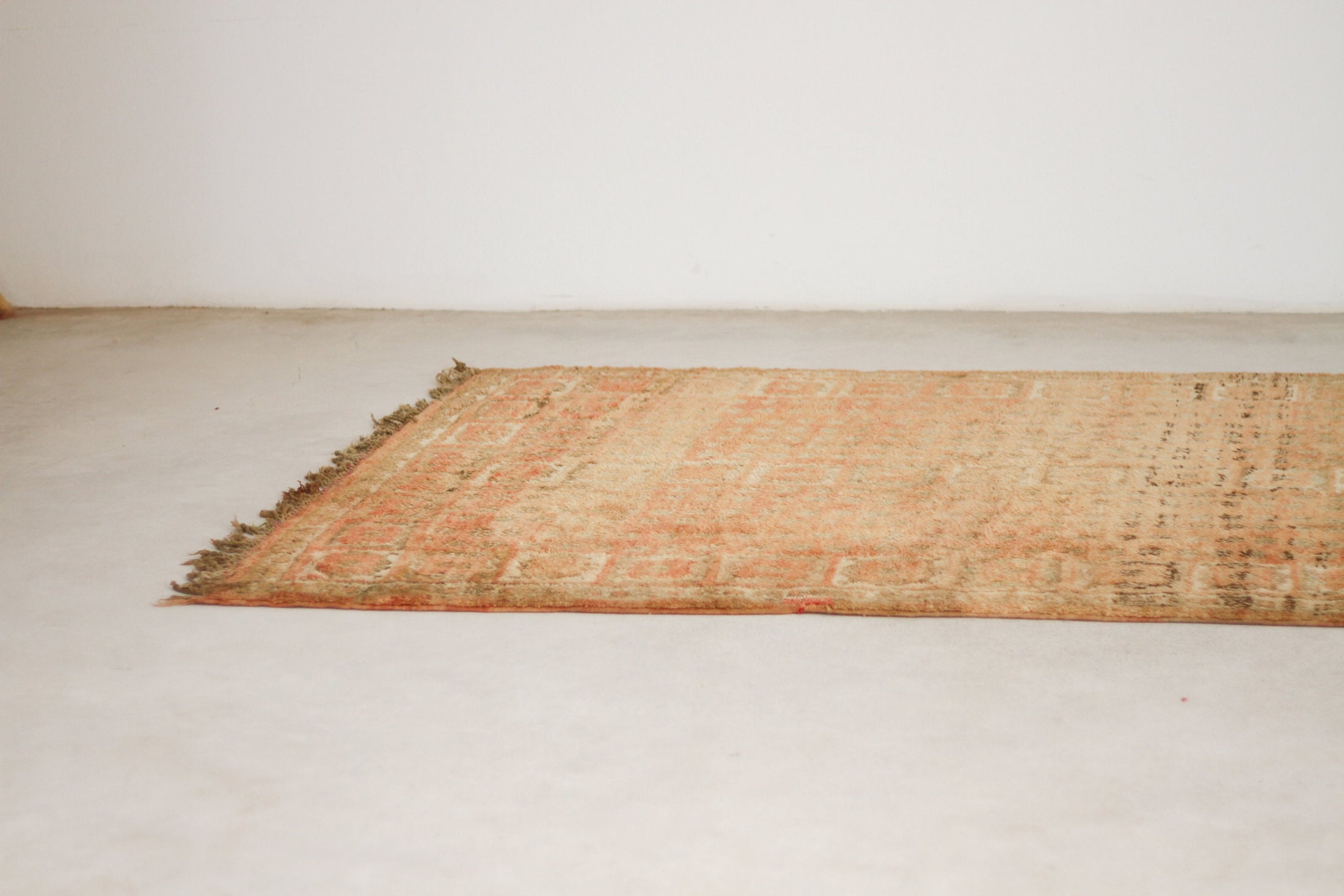 Vintage Moroccan Rug – Handmade Wool Berber rug, 6x9 ft – Peach beni mguild rug