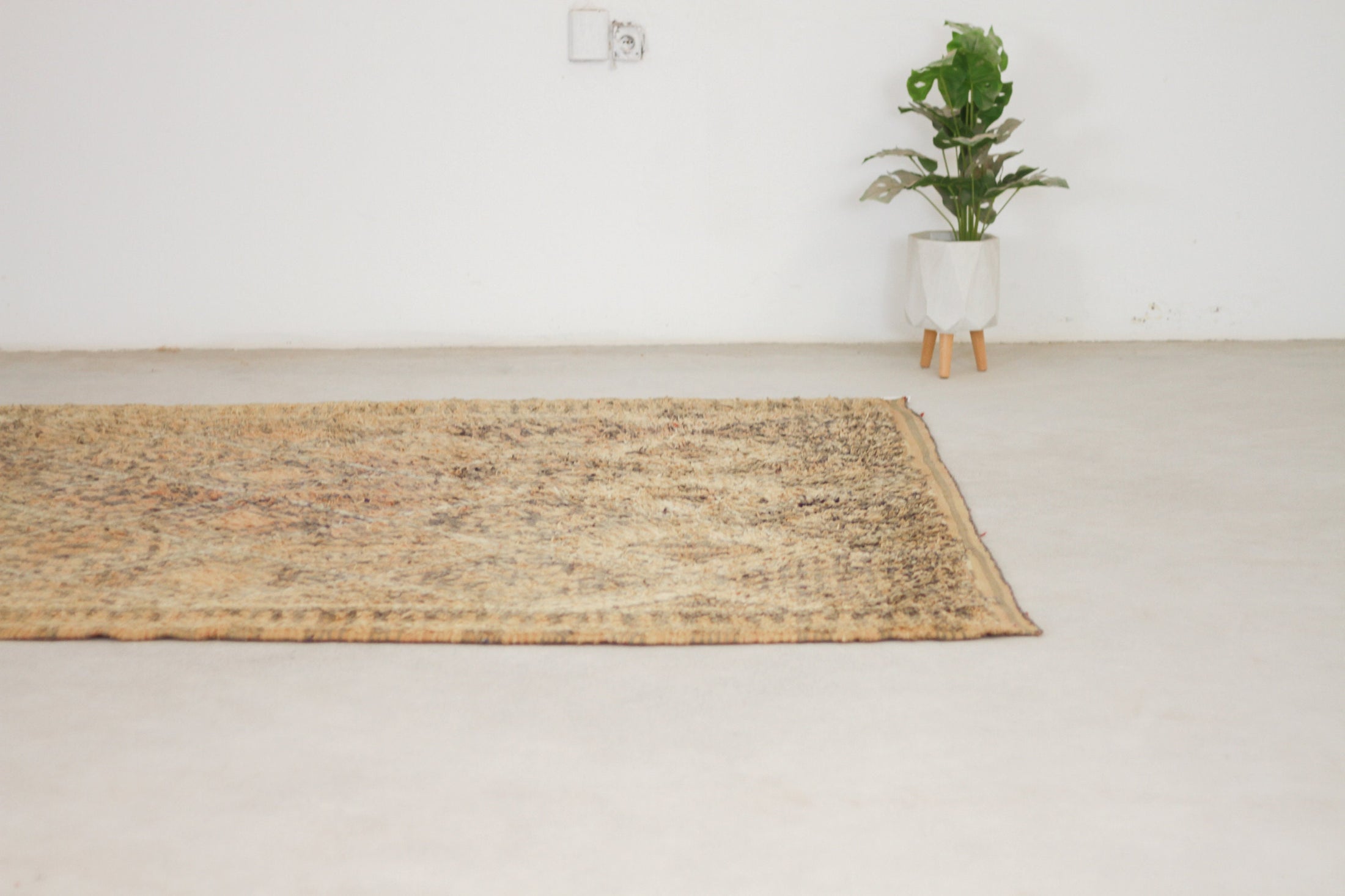 Vintage Moroccan Rug – Handmade Wool Berber rug, 6x8 ft – Peach beni mguild rug