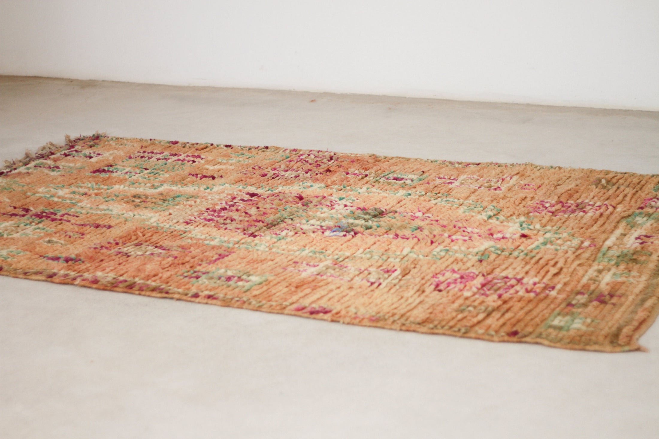 Vintage Moroccan Rug – Handmade Wool Berber rug, 5x9 ft – Peach beni mguild rug