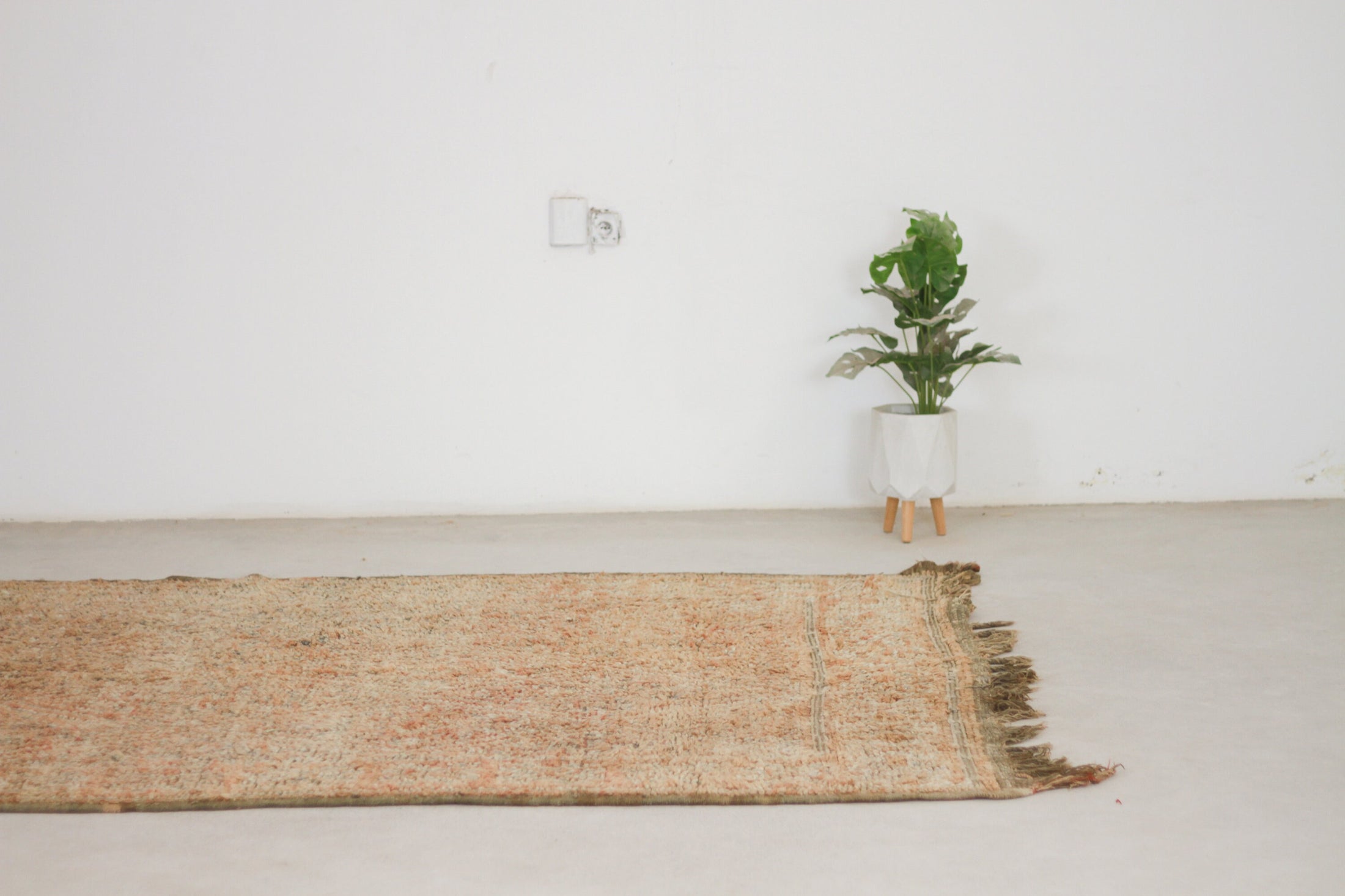 Vintage Moroccan Rug – Handmade Wool Berber rug, 6x9 ft – Peach beni mguild rug