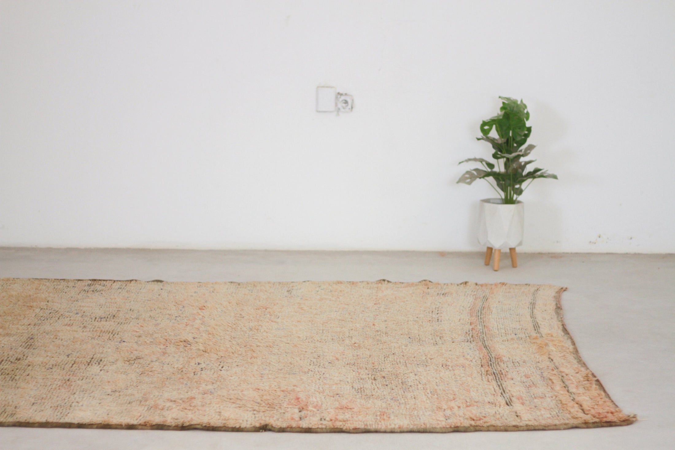 Vintage Moroccan Rug – Handmade Wool Berber rug, 7x10 ft – Peach beni mguild rug
