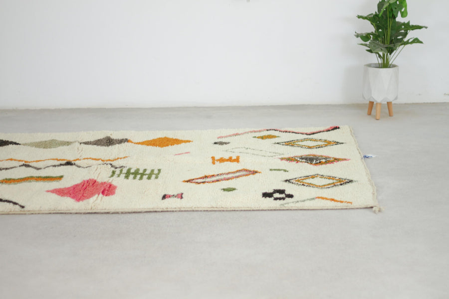 Cream and Black Boujaad-Style Moroccan Rug, 4'11" x 8'5" – No. L-A125