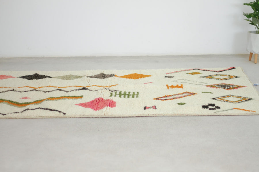 Cream and Black Boujaad-Style Moroccan Rug, 4'11" x 8'5" – No. L-A125