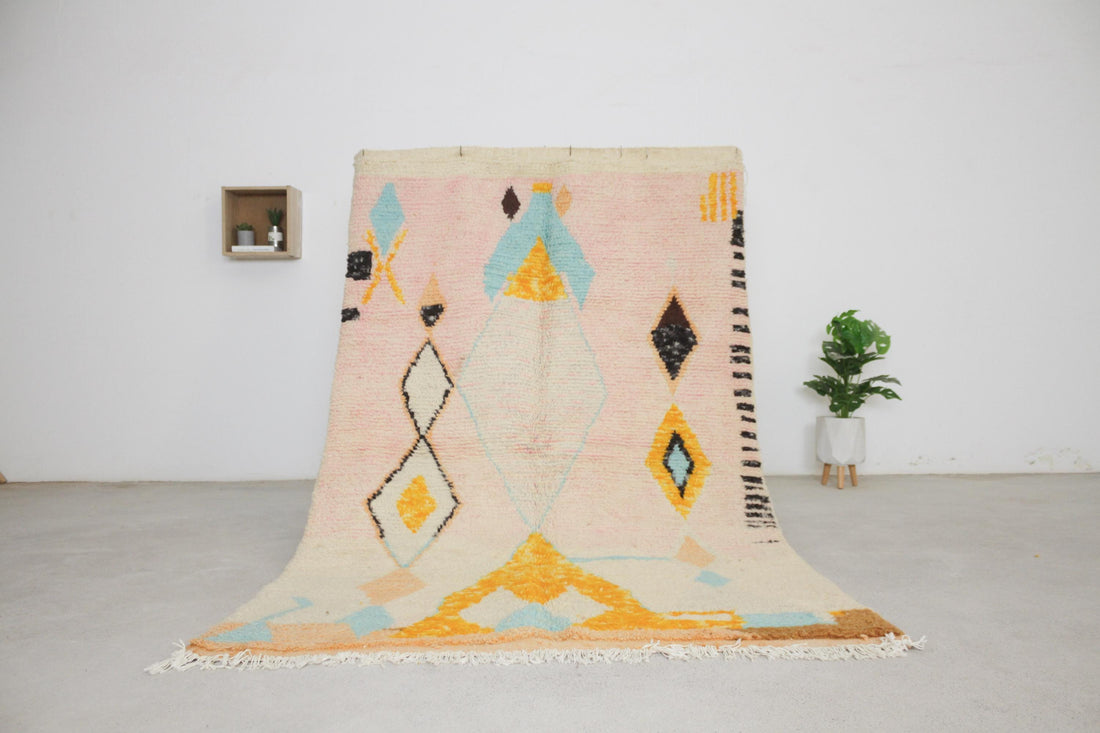 Pink Boujaad-style Moroccan rug No. L-MA10, mostly plain field, full view