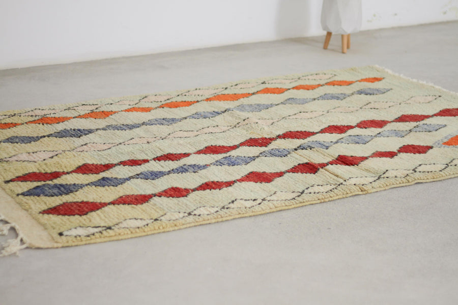Cream and Red Boujaad-Style Moroccan Rug, 5'0" x 7'7" – No. L-A84