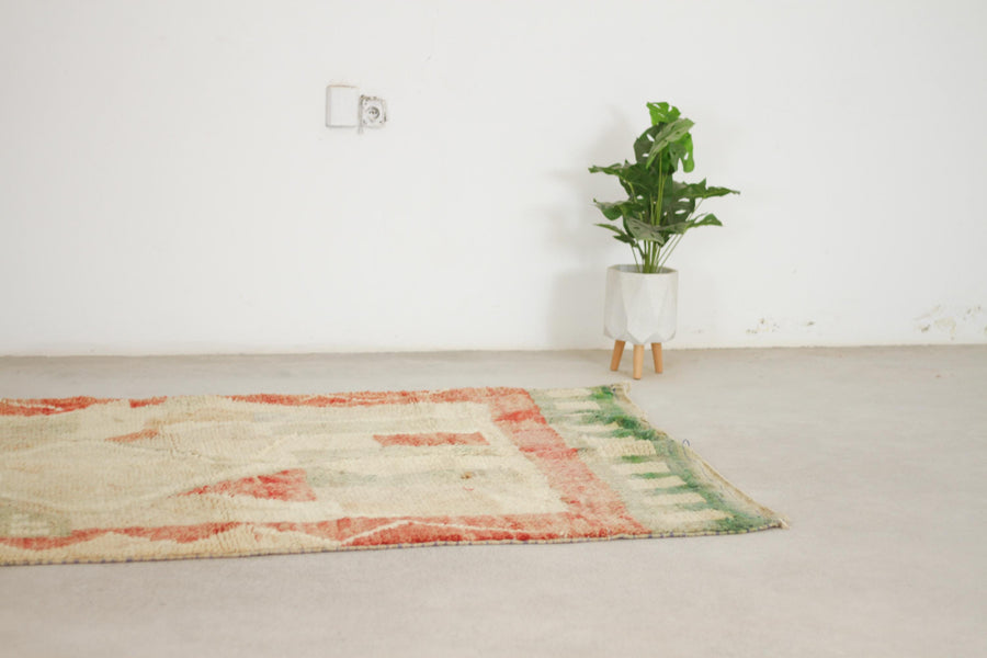 Cream and Red Boujaad-Style Moroccan Rug, 5'1" x 8'4" – No. L-A85
