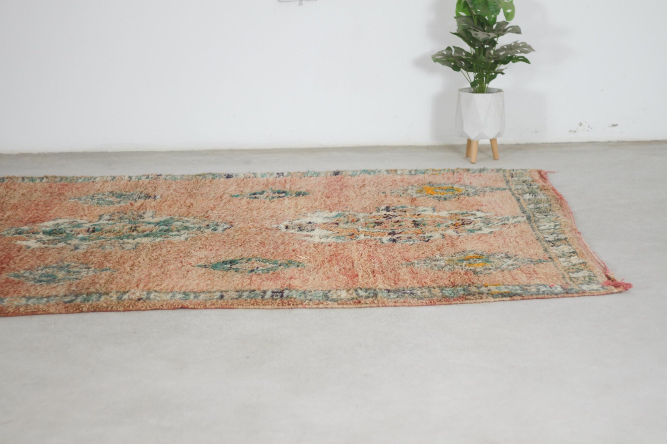 Vintage Moroccan Rug – Handmade Wool Berber rug, 6x10 ft – Peach beni mguild rug