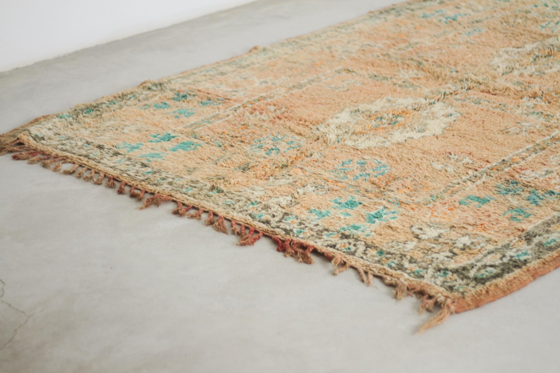 Vintage Moroccan Rug – Handmade Wool Berber rug, 6x9 ft – Peach beni mguild rug