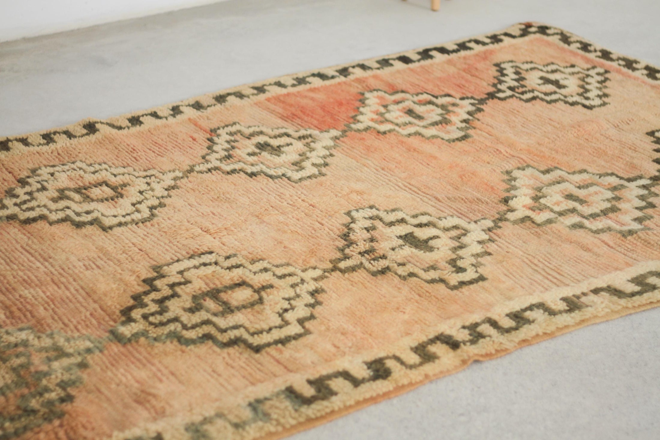 Vintage Moroccan Rug – Handmade Wool Berber rug, 5x10 ft – Peach beni mguild rug