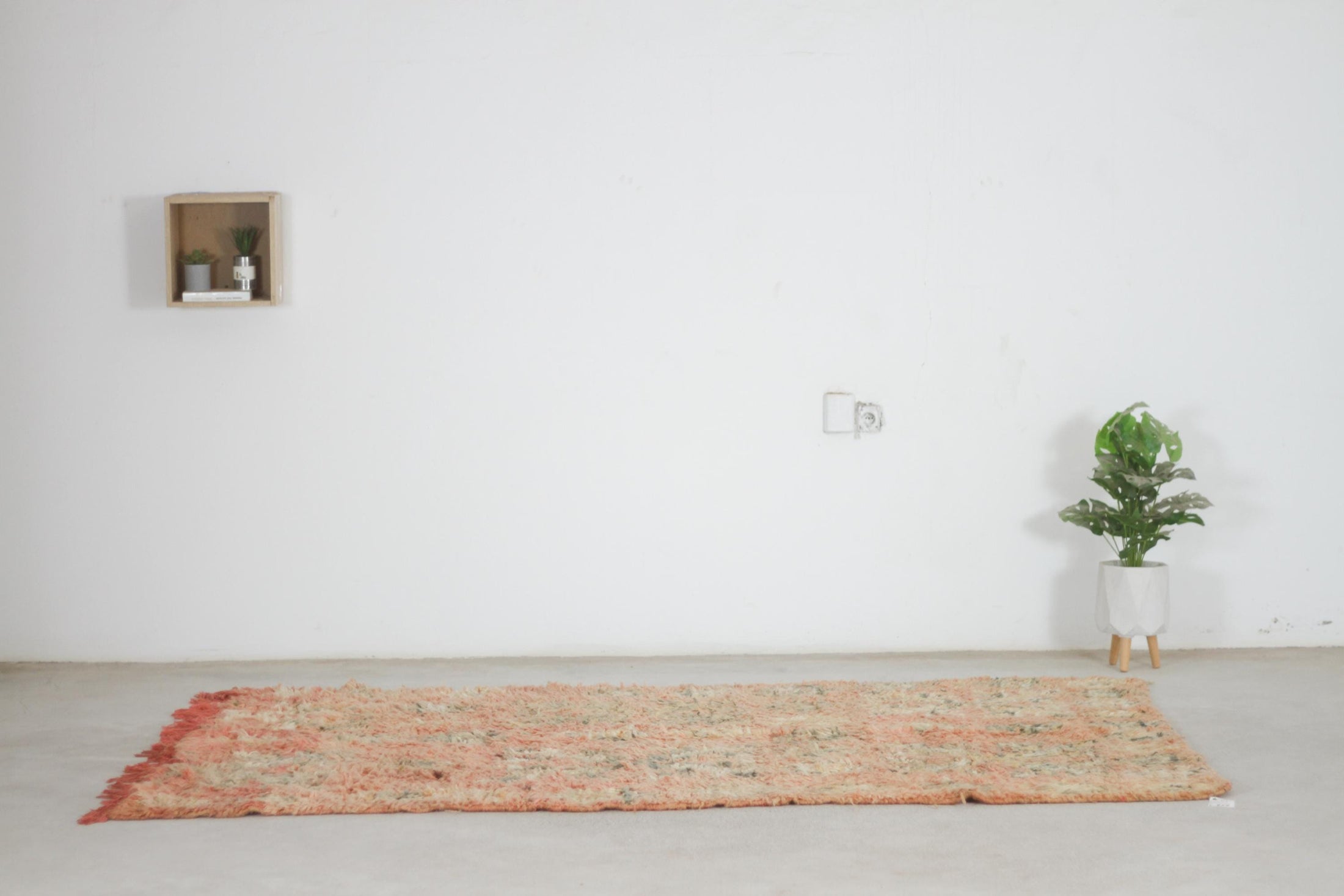Vintage Moroccan Rug – Handmade Wool Berber rug, 5.5x8.5 ft – Peach beni mguild rug