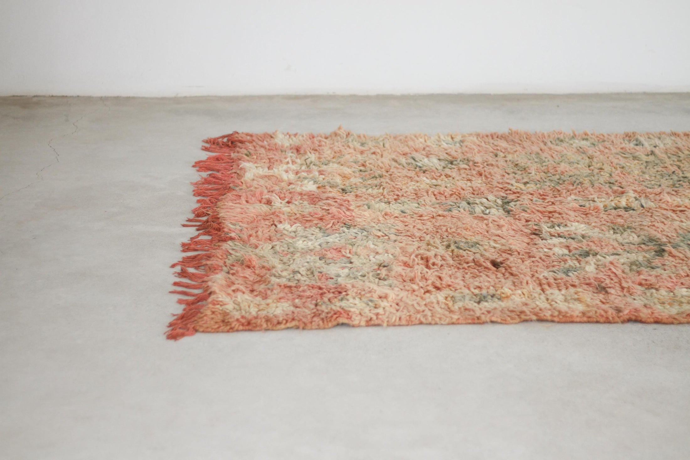 Vintage Moroccan Rug – Handmade Wool Berber rug, 5.5x8.5 ft – Peach beni mguild rug