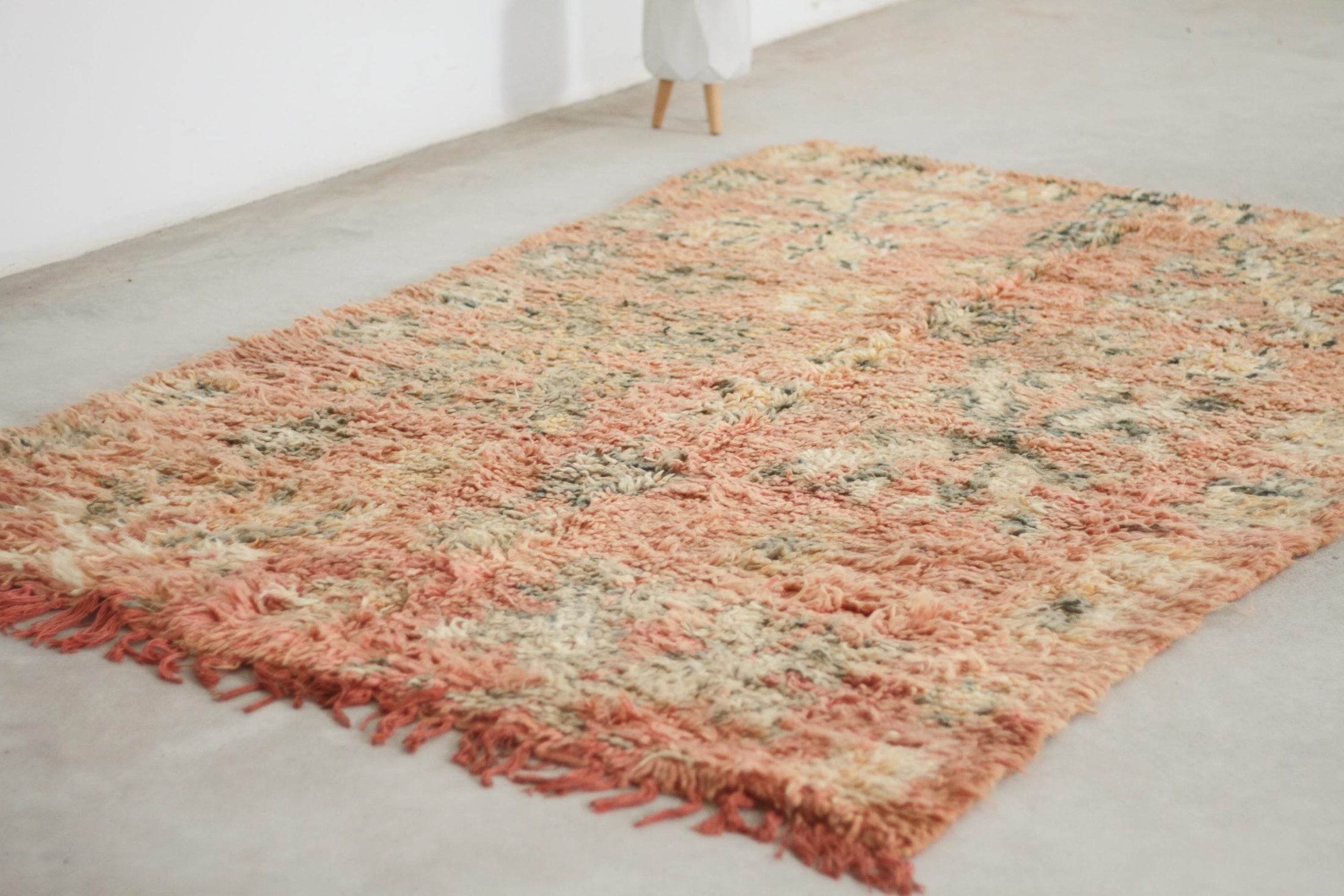 Vintage Moroccan Rug – Handmade Wool Berber rug, 5.5x8.5 ft – Peach beni mguild rug