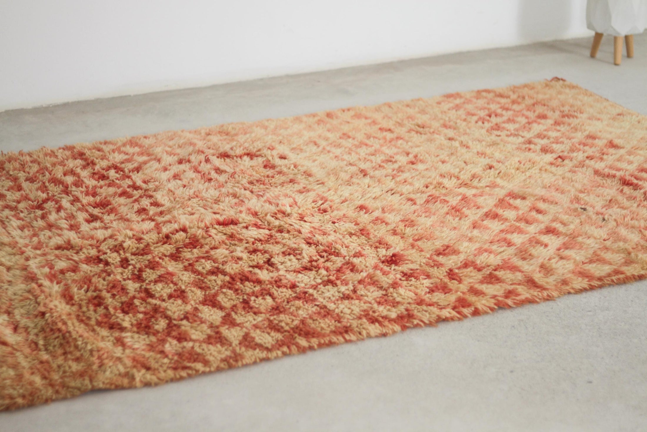 Vintage Moroccan Rug – Handmade Wool Berber rug, 5x7.5 ft – Orangee beni mguild rug