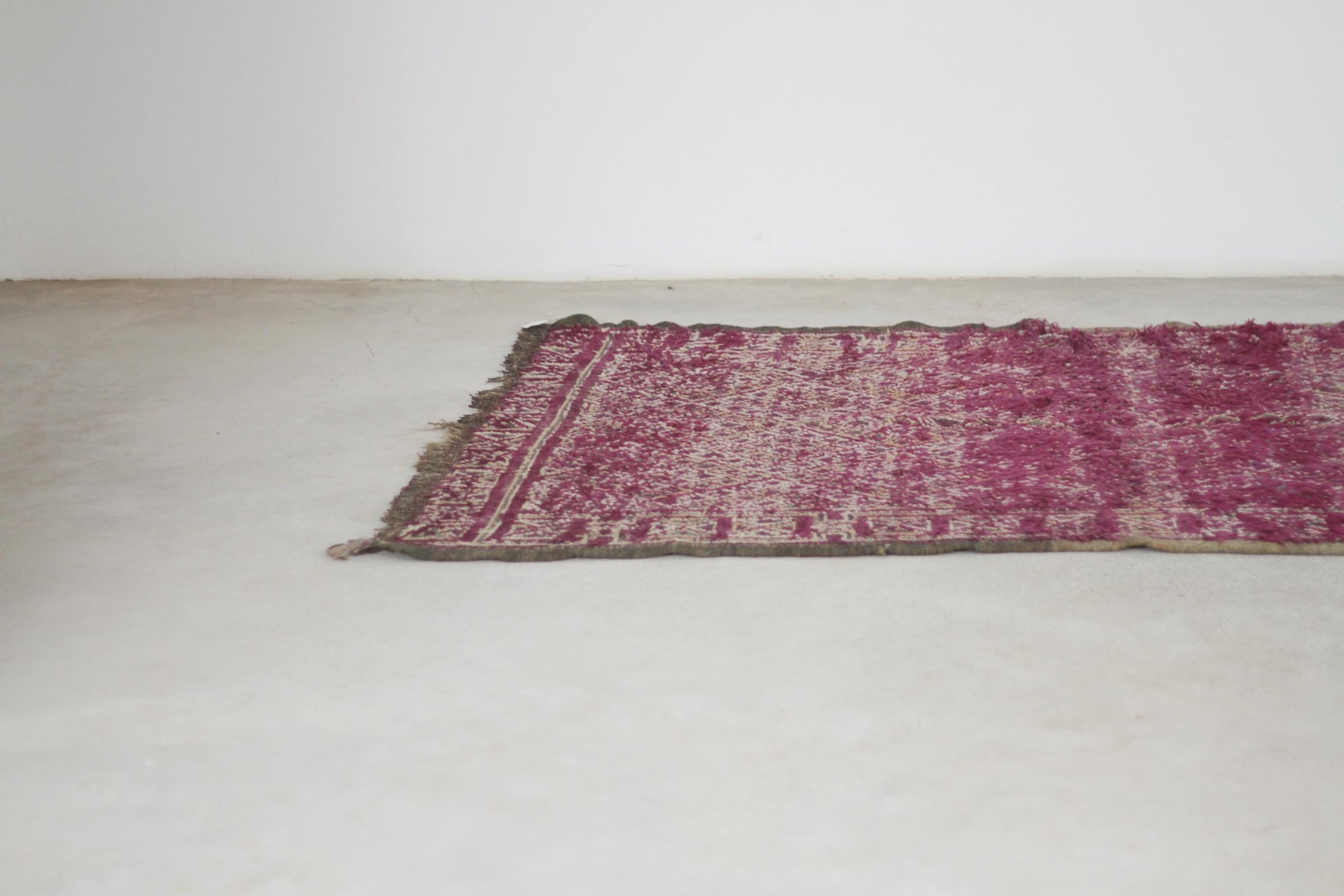 Vintage Moroccan Rug – Handmade Wool Berber rug, 5.5x9 ft – Purple beni mguild rug