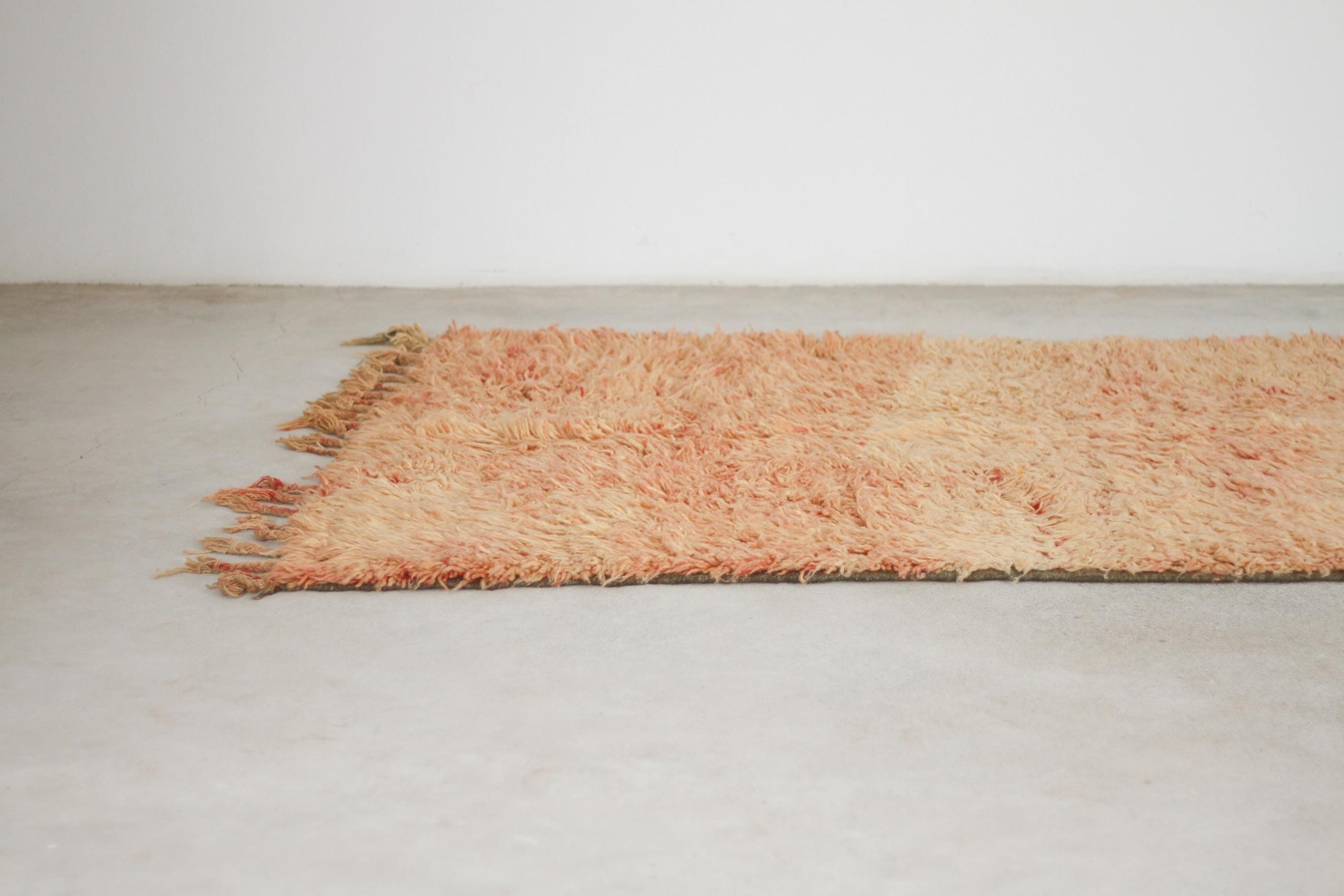 Vintage Moroccan Rug – Handmade Wool Berber rug, 5.5x10 ft – Peach beni mguild rug