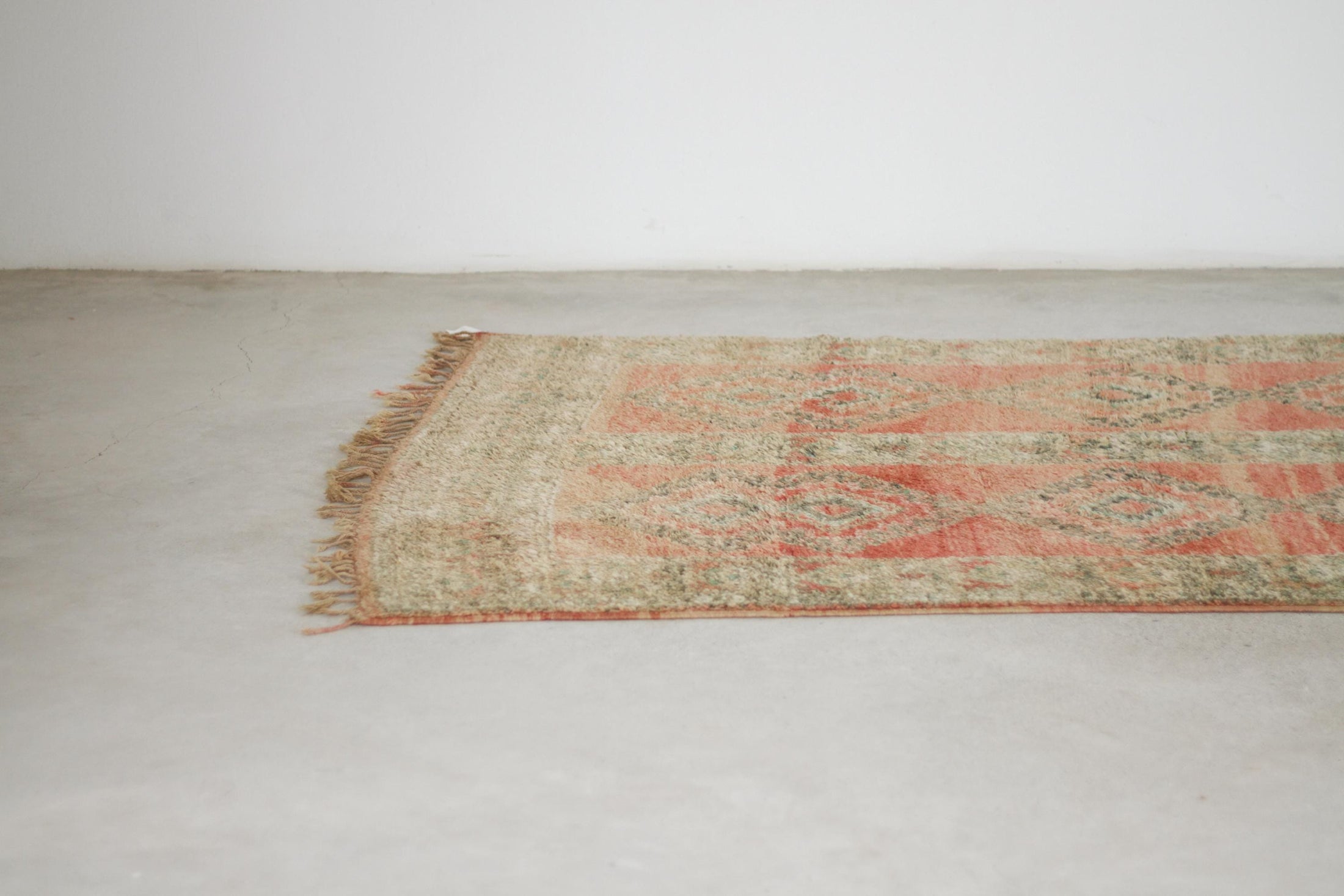 Vintage Moroccan Rug – Handmade Wool Berber rug, 5.5x9 ft – Peach beni mguild rug