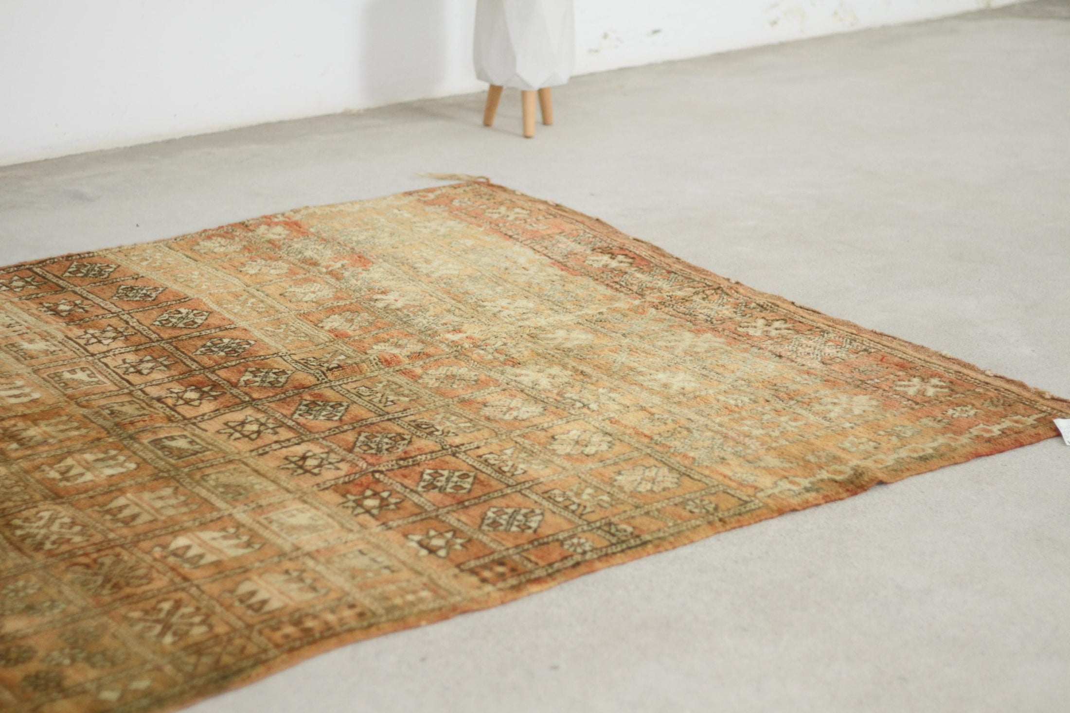 Vintage Moroccan Rug – Handmade Wool Berber rug, 7x5 ft – Peach beni mguild rug