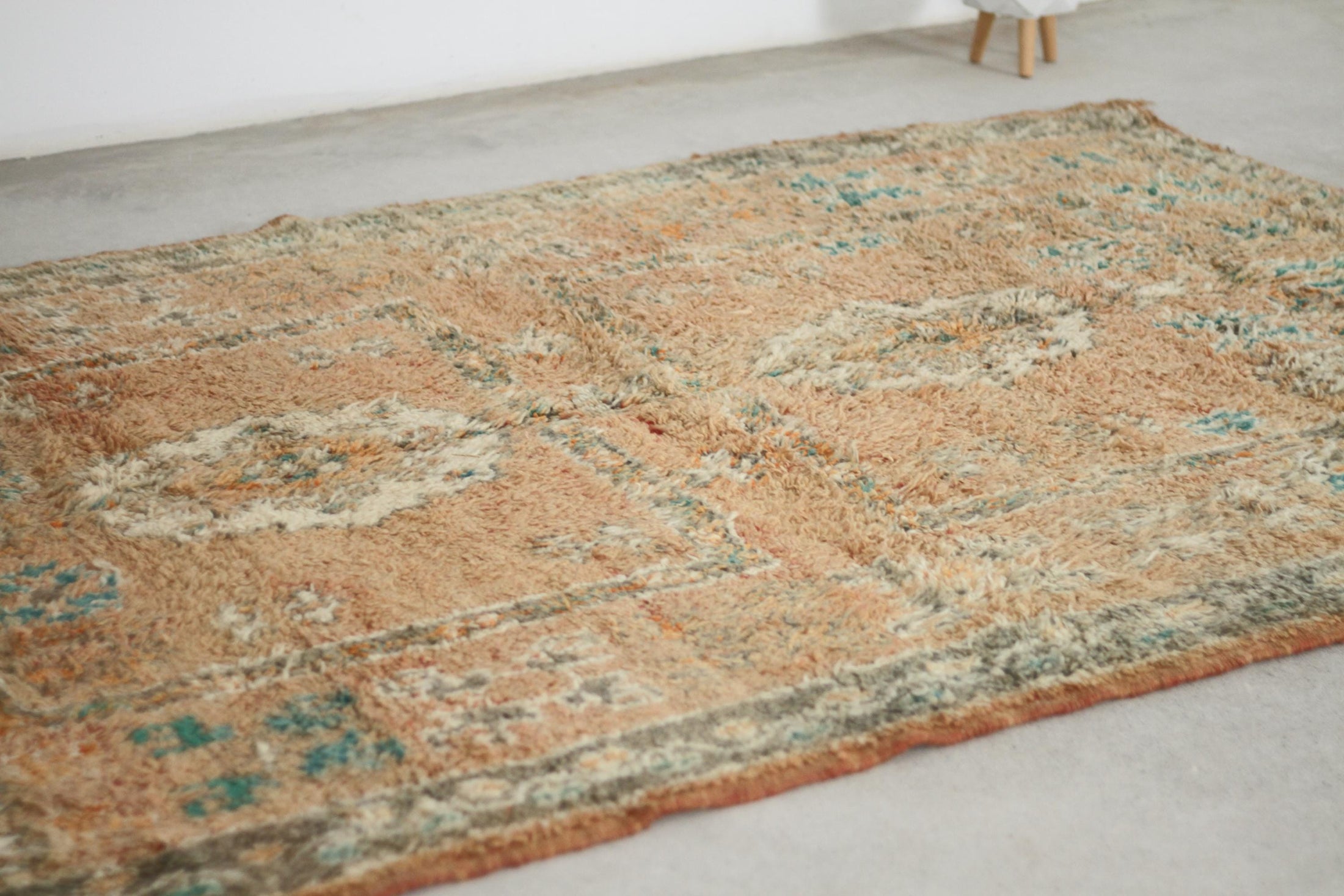 Vintage Moroccan Rug – Handmade Wool Berber rug, 6x9 ft – Peach beni mguild rug