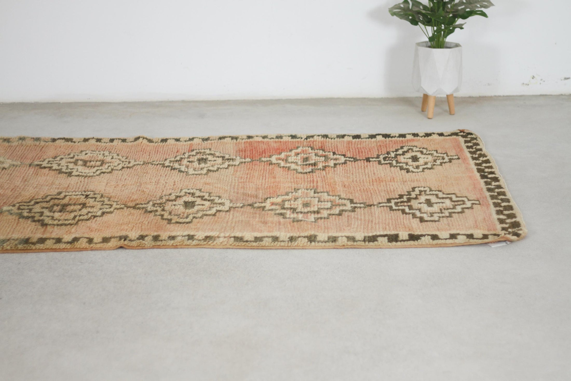 Vintage Moroccan Rug – Handmade Wool Berber rug, 5x10 ft – Peach beni mguild rug