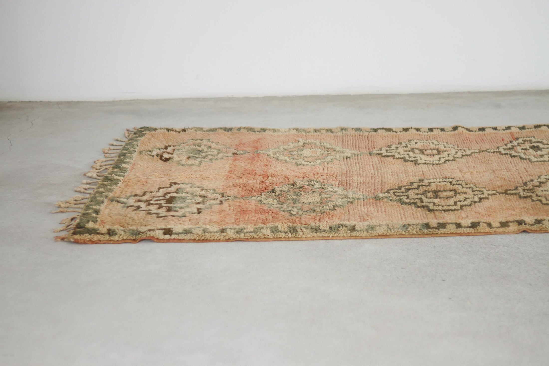 Vintage Moroccan Rug – Handmade Wool Berber rug, 5x10 ft – Peach beni mguild rug