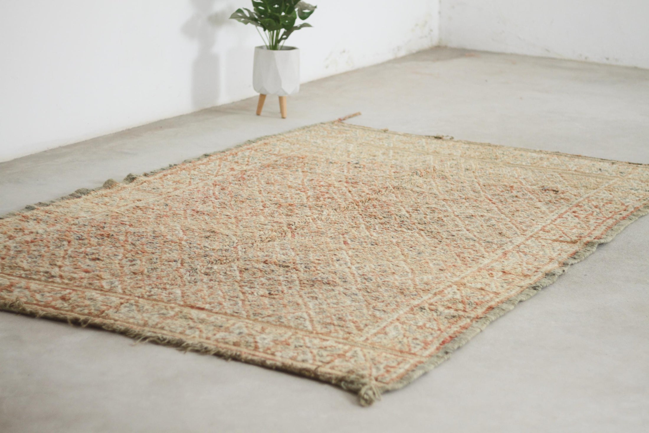 Vintage Moroccan Rug – Handmade Wool Berber rug, 6x9 ft – Peach beni mguild rug