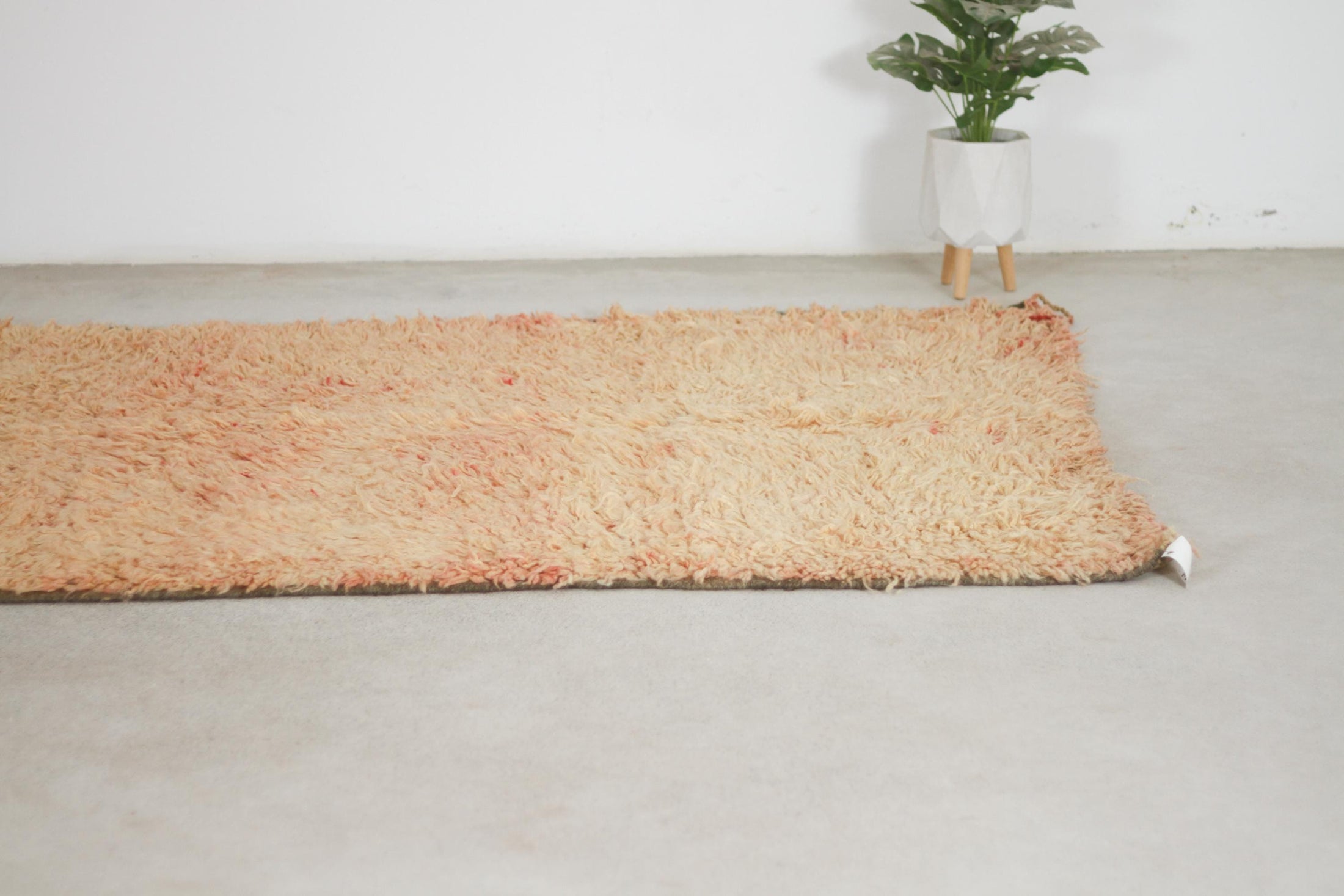 Vintage Moroccan Rug – Handmade Wool Berber rug, 5.5x10 ft – Peach beni mguild rug