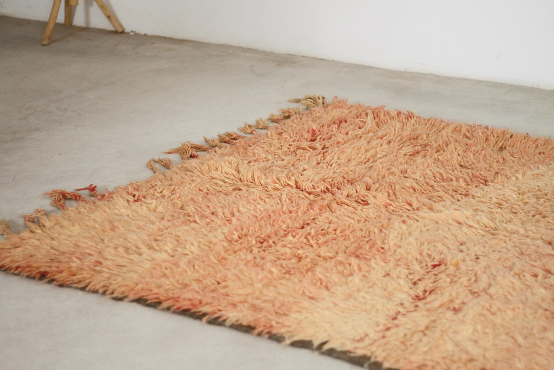 Vintage Moroccan Rug – Handmade Wool Berber rug, 5.5x10 ft – Peach beni mguild rug