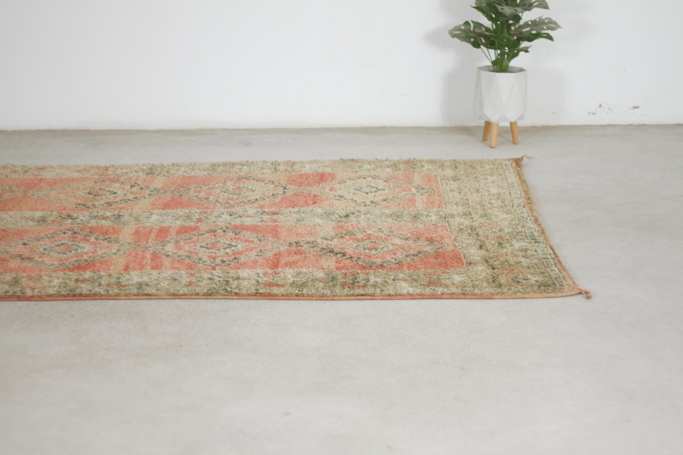 Vintage Moroccan Rug – Handmade Wool Berber rug, 5.5x9 ft – Peach beni mguild rug